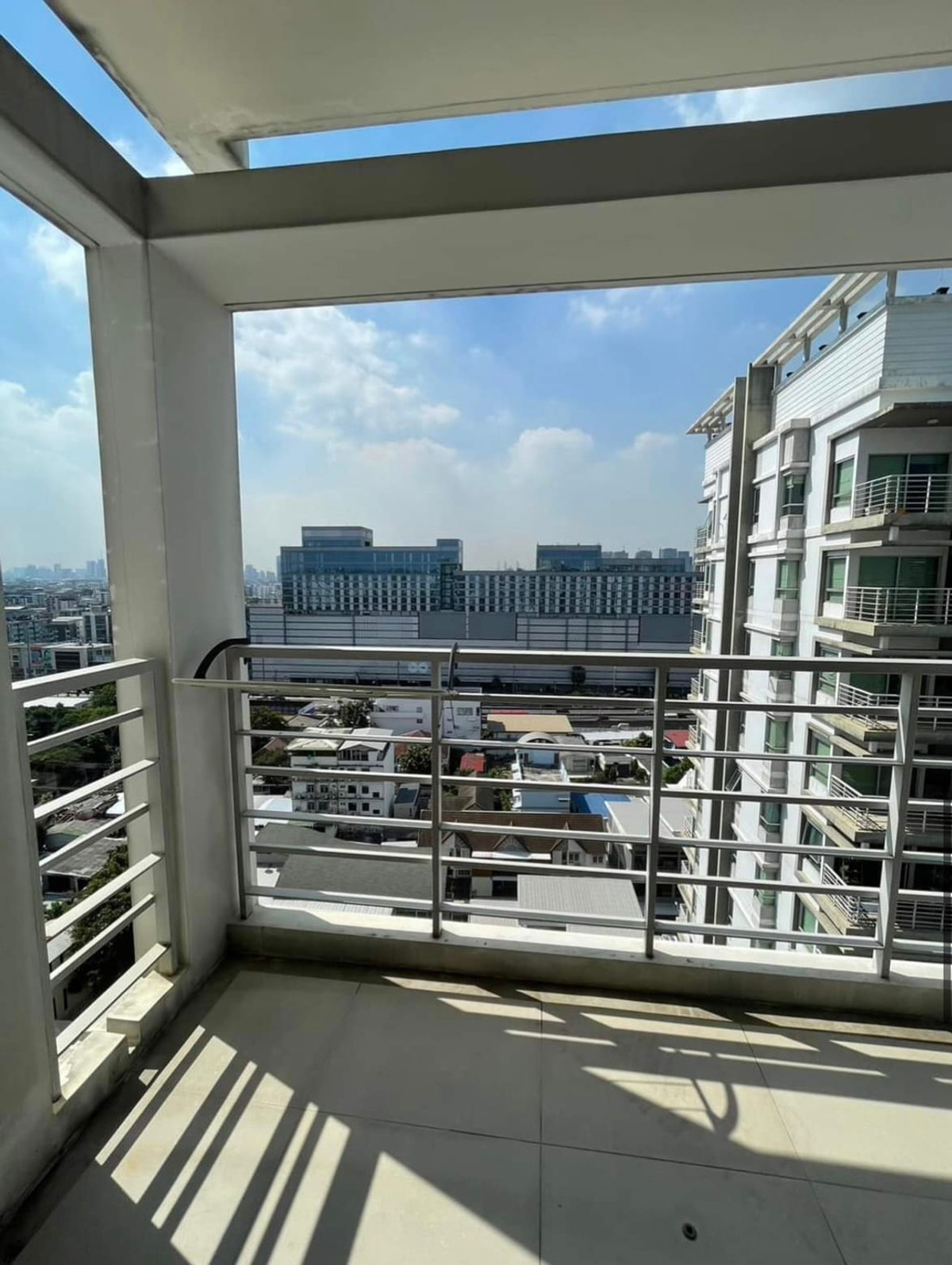 For RentCondoLadprao, Central Ladprao : Resort style condo for rent, The Room Ratchada-Lat Phrao (63 sq m.), only 300 meters to MRT Lat Phrao.
