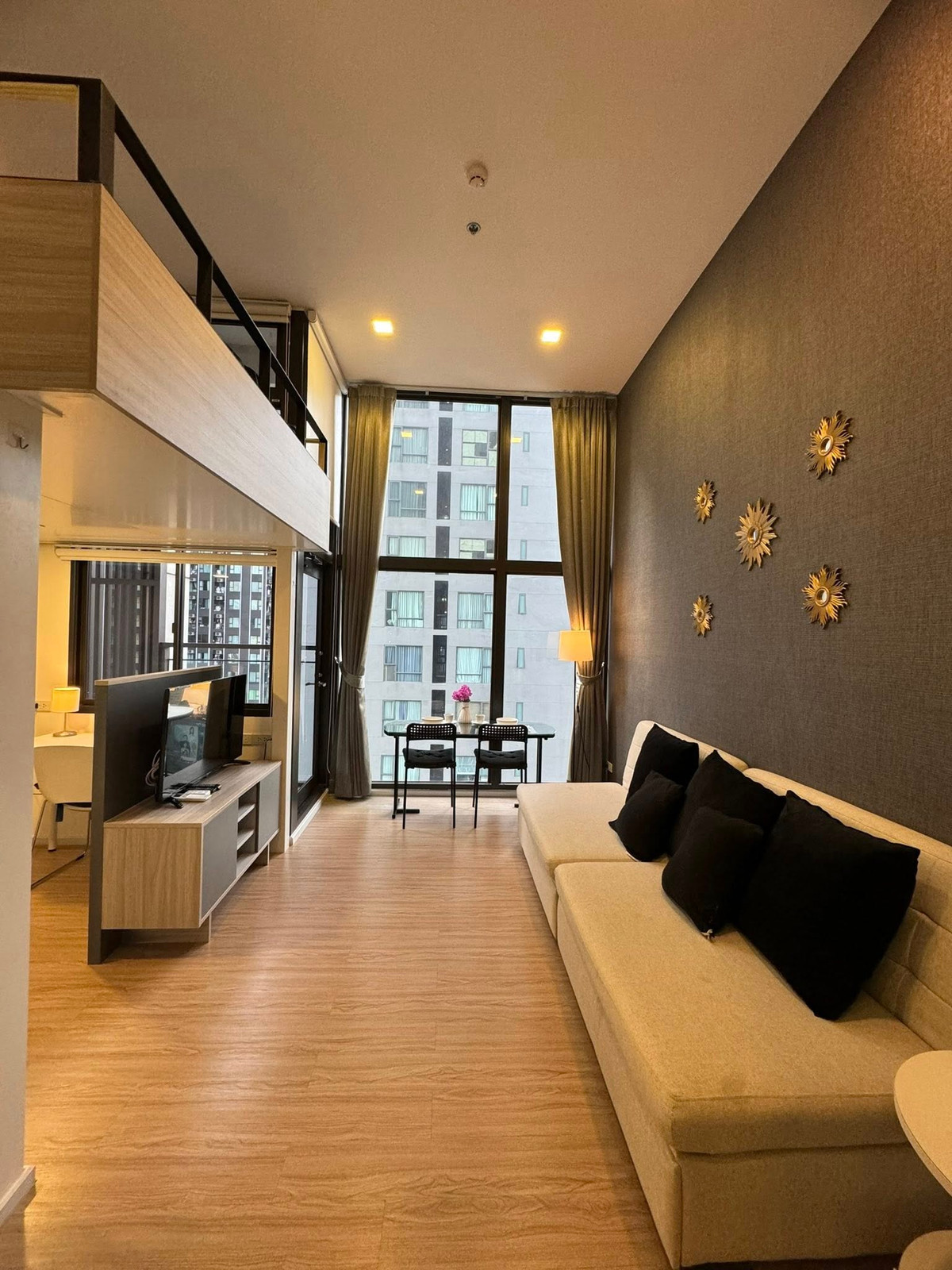 For RentCondoRama9, Petchburi, RCA : Condo for rent, Chewathai Residence Asoke, 2 floors, near MRT Rama 9.