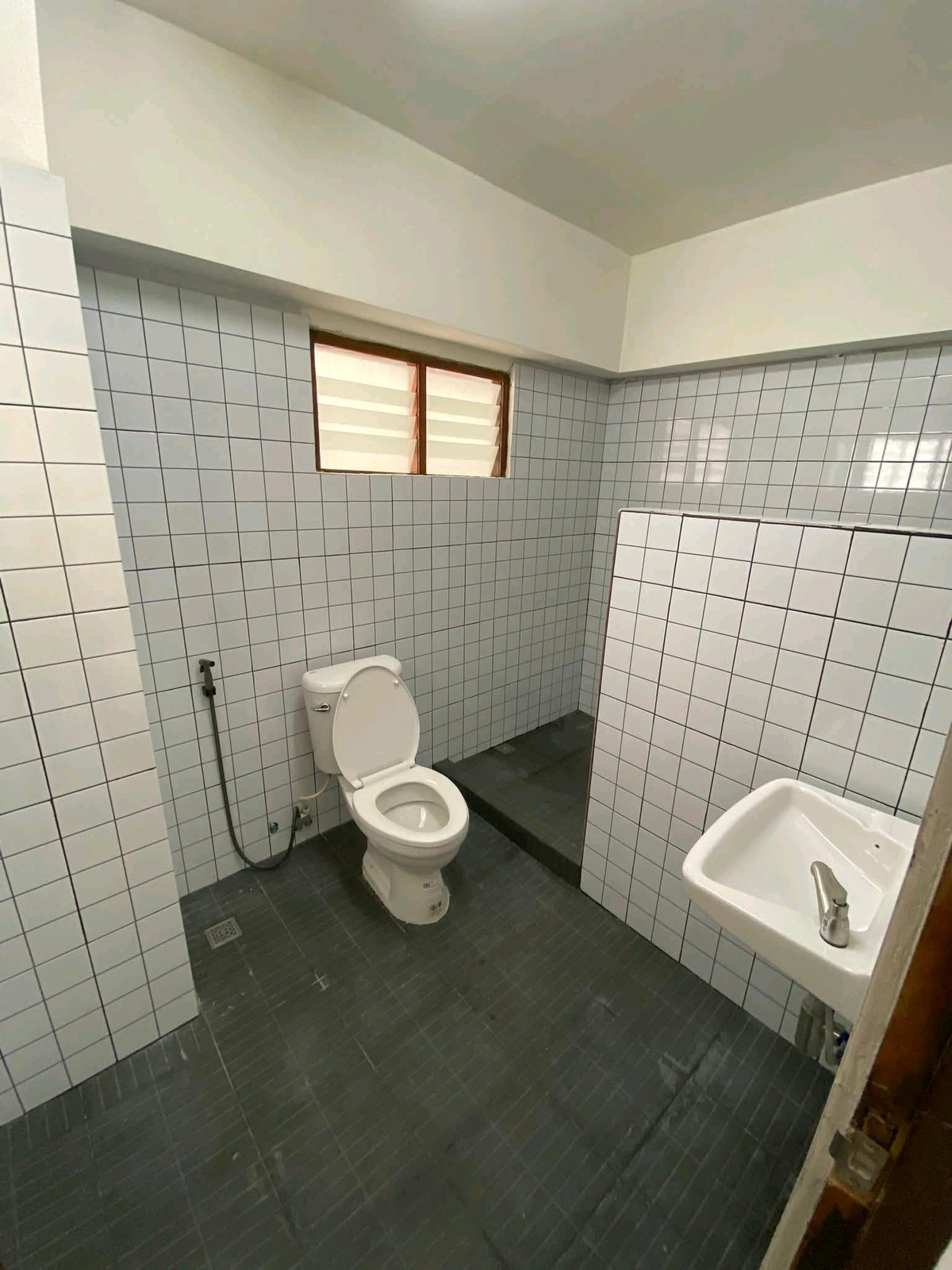 For RentWarehouseBangna, Bearing, Lasalle : Warehouse with office for rent, Bangna Km. 2, near Central Bangna, entire building renovated | Ready to use immediately