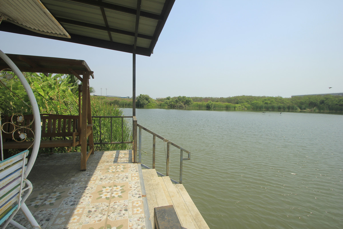 ขายบ้านพระราม 2 บางขุนเทียน : ขายด่วนบ้านเดี่ยวพระราม2 สารินซิตี้ หลังบ้านติดทะเลสาบกว้าง บรรยากาศเป็นส่วนตัวมาก บ้านรุ่นใหญ่ 305.3วา ฮวงจุ้ยบ้านดีรูปที่ดินถุงเงินถุงทอง บ้านกว้างเหมาะครอบครัวใหญ่ พร้อมเรือนรับรอง 2 ชั้นแยกต่างหาก สนามหญ้าหลังบ้านและข้างบ้านเป็นธรรมชาติ