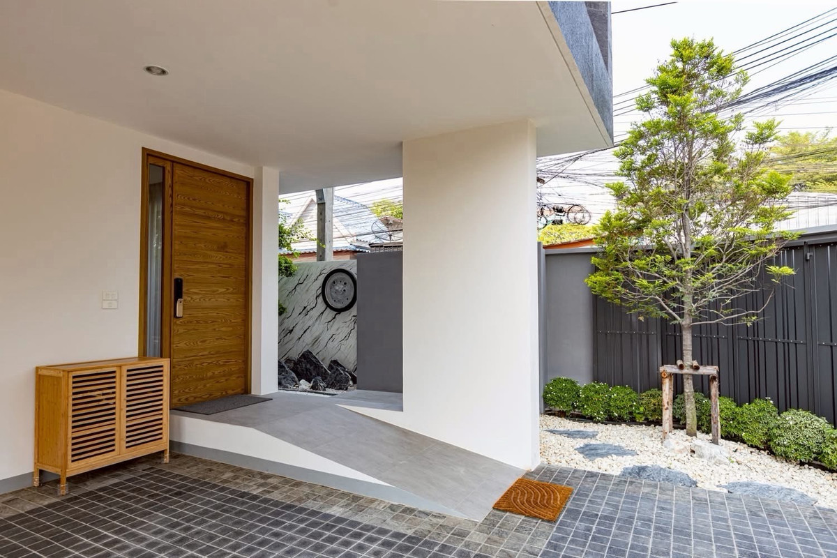 บ้านเกษตร นวมินทร์ ลาดปลาเค้า : พูลวิลล่า 4 ชั้น โครงการ SYMMETRY เกษตร–นวมินทร์  ที่ดิน 45 ตร.ว พื้นที่ใช้สอย 410 ตร.ม พร้อมลิฟต์ส่วนตัว ราคา 29,900,000 บาท หรือเช่า 270,000 บาทต่อเดือน