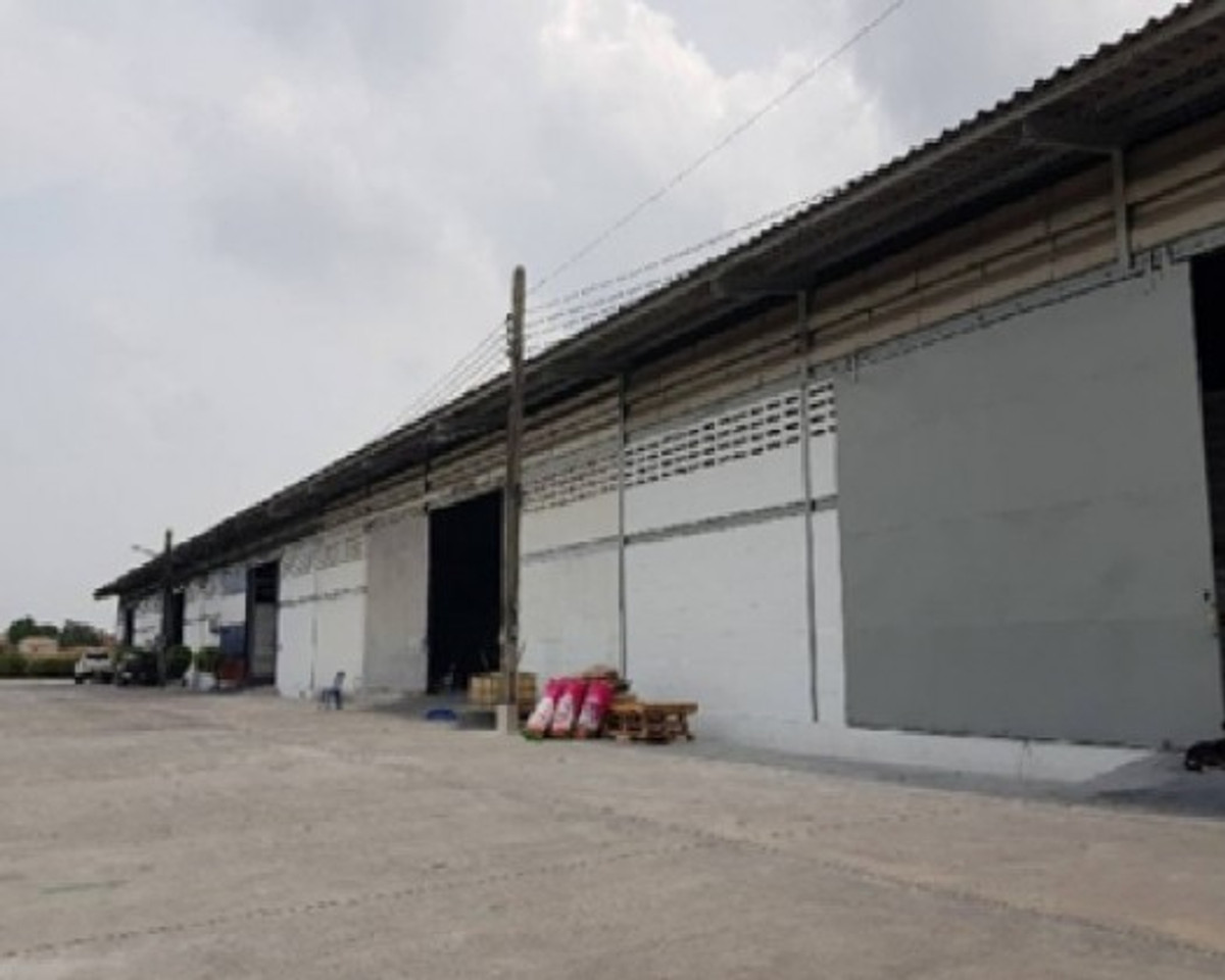 For RentWarehouseBangna, Bearing, Lasalle : Tel. 081-632-0632 Warehouse for rent on Bangna-Trad Road, outbound, Bangna Km. 11.5. Warehouse with office, area 800 square meters, 40 foot trailer can enter and exit.