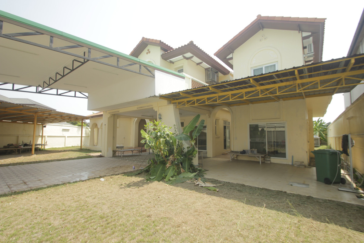 ขายบ้านพระราม 2 บางขุนเทียน : ขายด่วนบ้านเดี่ยวพระราม2 สารินซิตี้ หลังบ้านติดทะเลสาบกว้าง บรรยากาศเป็นส่วนตัวมาก บ้านรุ่นใหญ่ 305.3วา ฮวงจุ้ยบ้านดีรูปที่ดินถุงเงินถุงทอง บ้านกว้างเหมาะครอบครัวใหญ่ พร้อมเรือนรับรอง 2 ชั้นแยกต่างหาก สนามหญ้าหลังบ้านและข้างบ้านเป็นธรรมชาติ