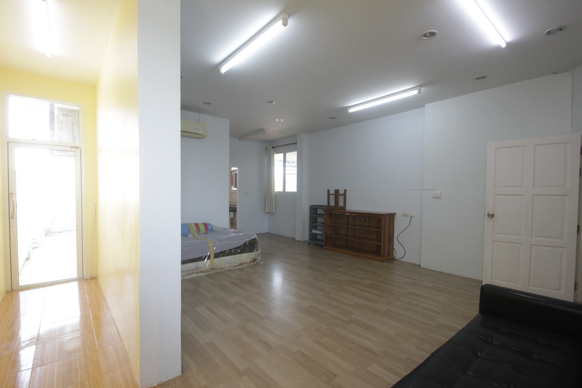 ขายบ้านพระราม 2 บางขุนเทียน : ขายด่วนบ้านเดี่ยวพระราม2 สารินซิตี้ หลังบ้านติดทะเลสาบกว้าง บรรยากาศเป็นส่วนตัวมาก บ้านรุ่นใหญ่ 305.3วา ฮวงจุ้ยบ้านดีรูปที่ดินถุงเงินถุงทอง บ้านกว้างเหมาะครอบครัวใหญ่ พร้อมเรือนรับรอง 2 ชั้นแยกต่างหาก สนามหญ้าหลังบ้านและข้างบ้านเป็นธรรมชาติ