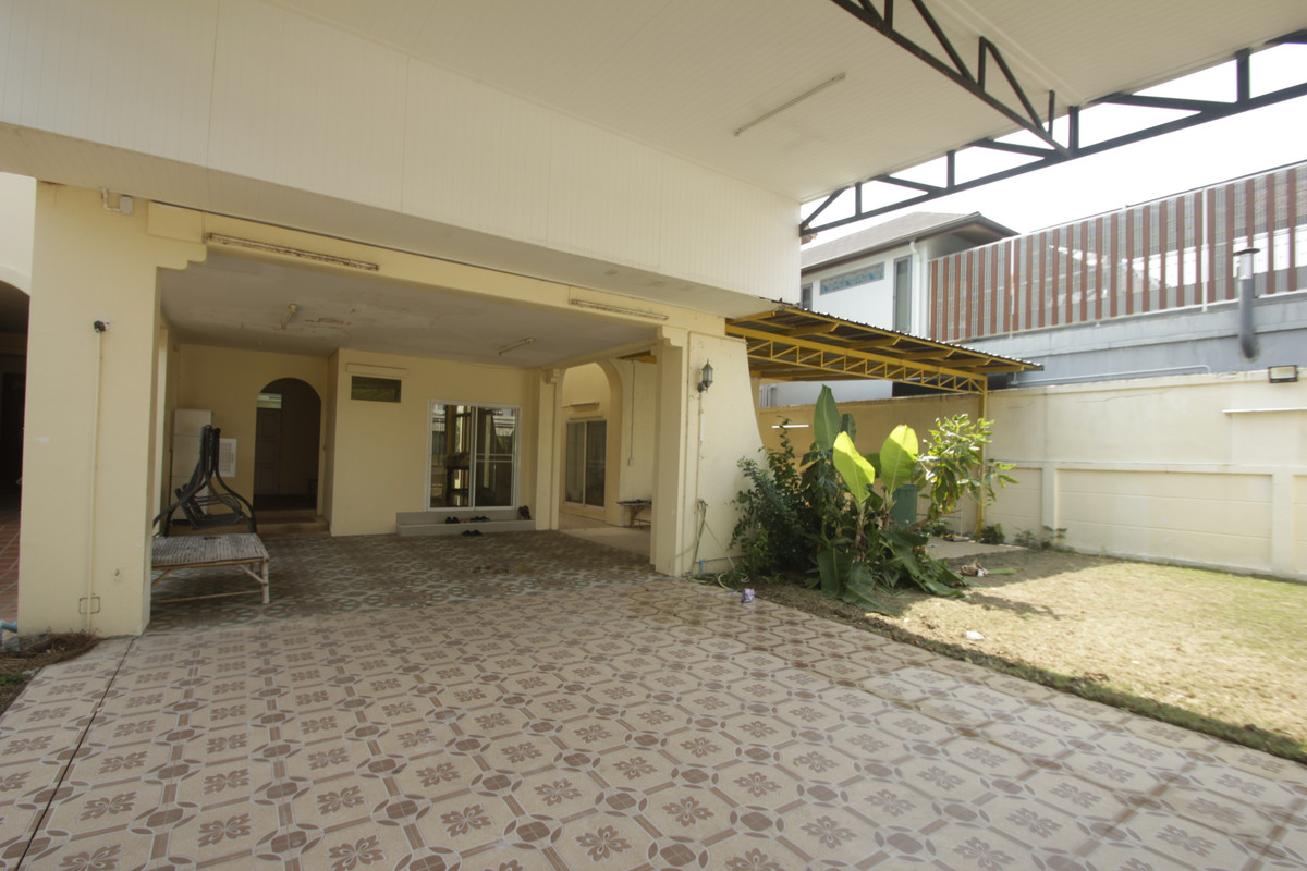 ขายบ้านพระราม 2 บางขุนเทียน : ขายด่วนบ้านเดี่ยวพระราม2 สารินซิตี้ หลังบ้านติดทะเลสาบกว้าง บรรยากาศเป็นส่วนตัวมาก บ้านรุ่นใหญ่ 305.3วา ฮวงจุ้ยบ้านดีรูปที่ดินถุงเงินถุงทอง บ้านกว้างเหมาะครอบครัวใหญ่ พร้อมเรือนรับรอง 2 ชั้นแยกต่างหาก สนามหญ้าหลังบ้านและข้างบ้านเป็นธรรมชาติ