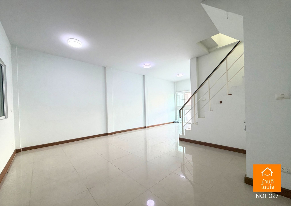 For SaleTownhomeMahachai Samut Sakhon : Selling cheapest! The Money Me Panthawong townhome, 2 floors, 20.3 sq m., 3 bedrooms, 2 bathrooms, next to the main road, beginning of the project, can be traded.