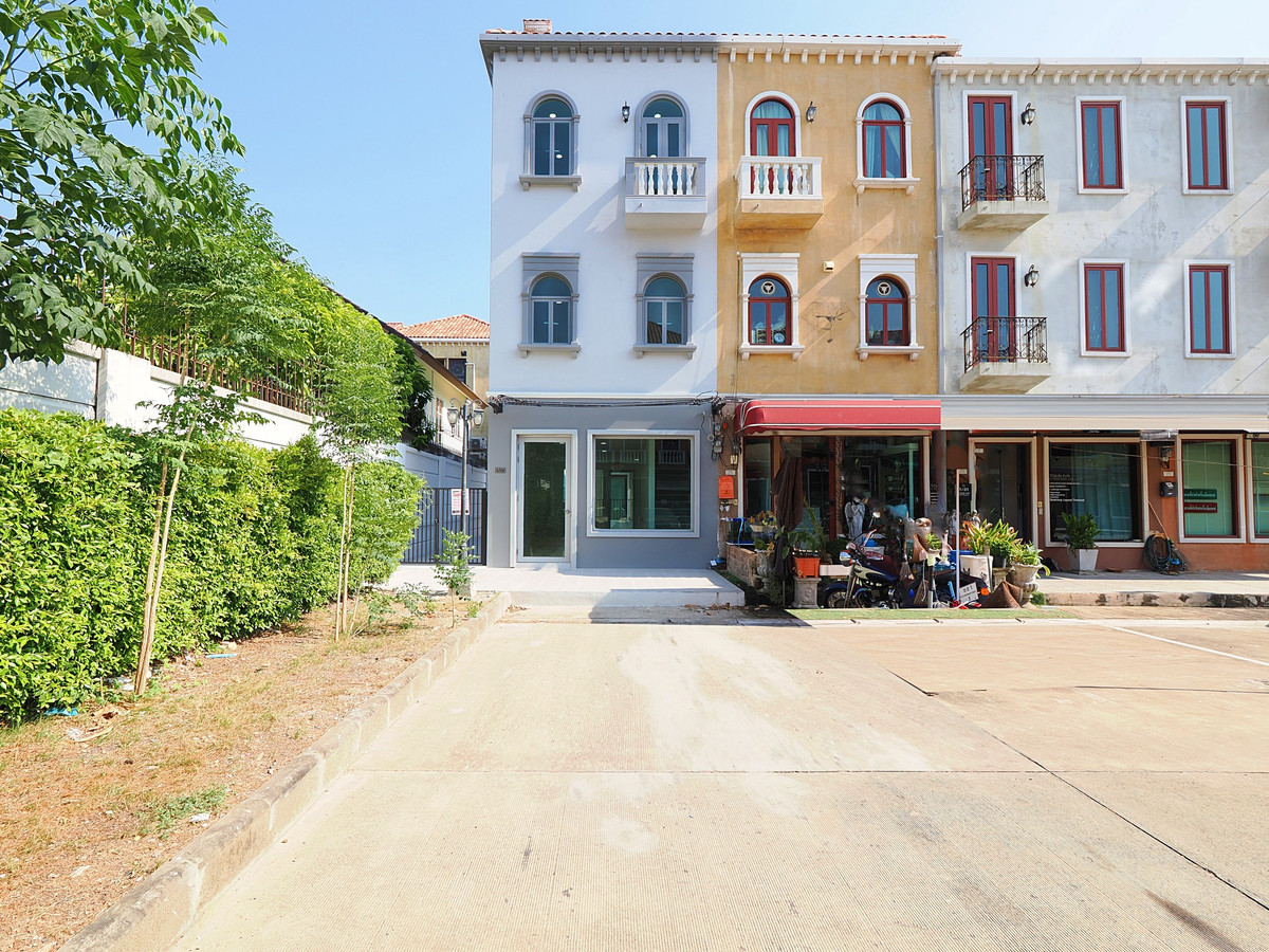 ขายโฮมออฟฟิศนวมินทร์ รามอินทรา : Clearance Sale อาคารพาณิชย์ 3 ชั้น ม.เวนิสดิไอริส ขนาด 31.5 ตร.ว. 3นอน 3น้ำ ทำเลดีหลังมุม สิ่งปลูกสร้างสไตล์อิตาลี ตกแต่งใหม่ทั้งหลัง ต่อเติมเต็มพื้นที่ สวยพรีเมี่ยม พร้อมเข้าอยู่ได้ทันที [วัชรพล – สุขาภิบาล5]