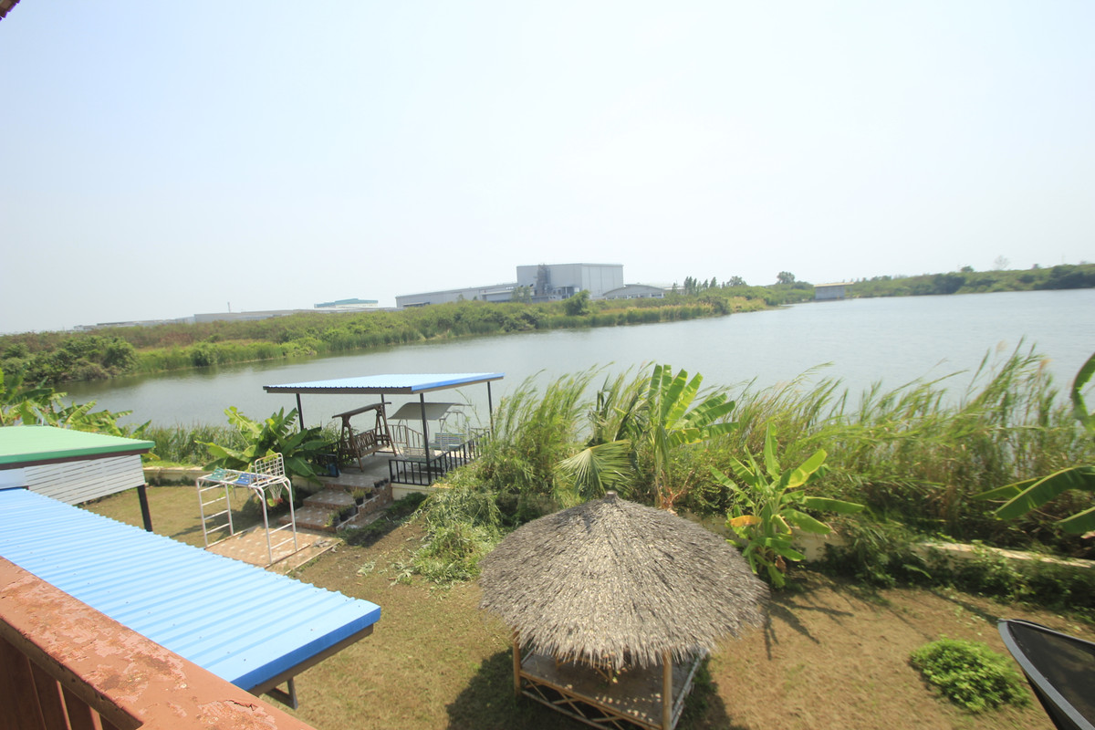 ขายบ้านพระราม 2 บางขุนเทียน : ขายด่วนบ้านเดี่ยวพระราม2 สารินซิตี้ หลังบ้านติดทะเลสาบกว้าง บรรยากาศเป็นส่วนตัวมาก บ้านรุ่นใหญ่ 305.3วา ฮวงจุ้ยบ้านดีรูปที่ดินถุงเงินถุงทอง บ้านกว้างเหมาะครอบครัวใหญ่ พร้อมเรือนรับรอง 2 ชั้นแยกต่างหาก สนามหญ้าหลังบ้านและข้างบ้านเป็นธรรมชาติ