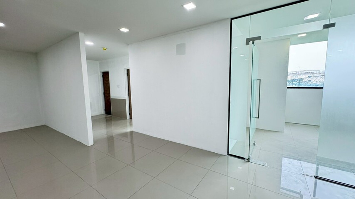 ให้เช่าสำนักงานสาทร นราธิวาส : Office for Rent มีหลายแบบหลายขนาด 100-300 ตร.ม. เริ่มต้น 250 บาท/ตร.ม. จดทะเบียนบริษัทได้ ย่านพระราม 3 เดินทางสะดวก ทางด่วนขั้น2 แค่ปากซอย เดินถึง Lotus ตรงข้ามเซ็นทรัล 