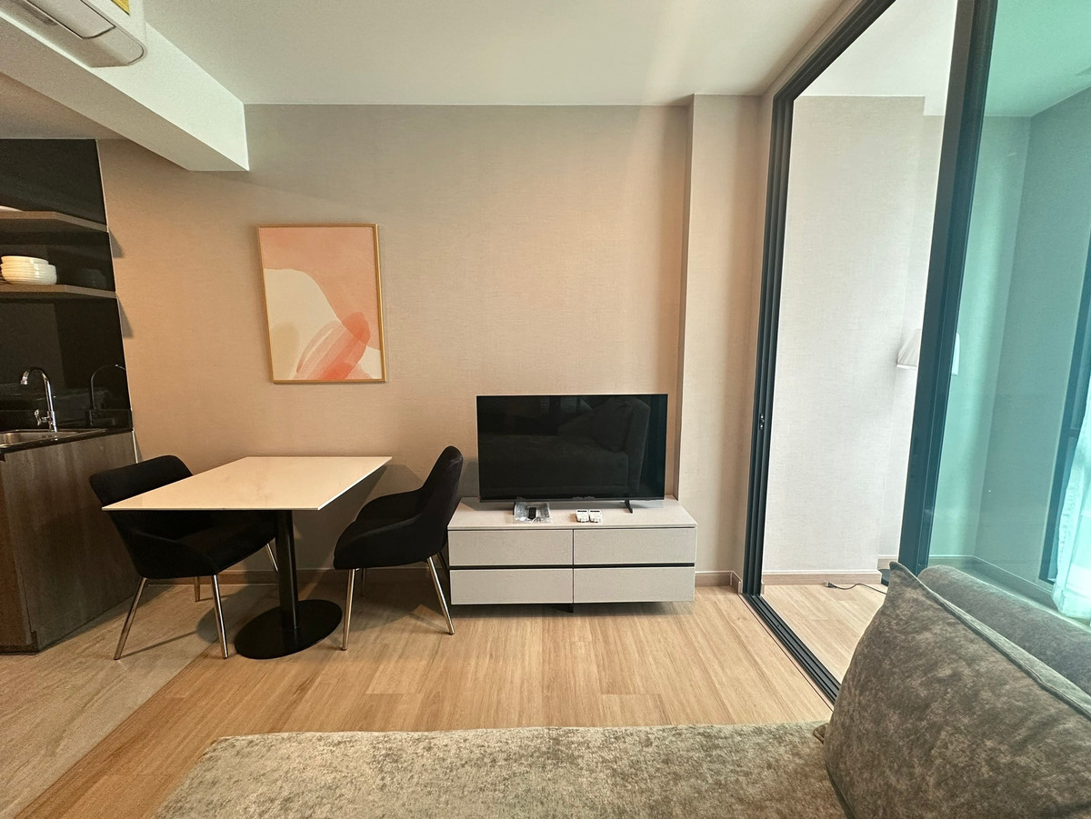 For RentCondoRama9, Petchburi, RCA : Condo for rent LLOYD Soonvijai - Thonglor Condo, new condo, near Bangkok Hospital, only 80 m., near RCA, Central Rama 9, shopping areas, convenient travel.