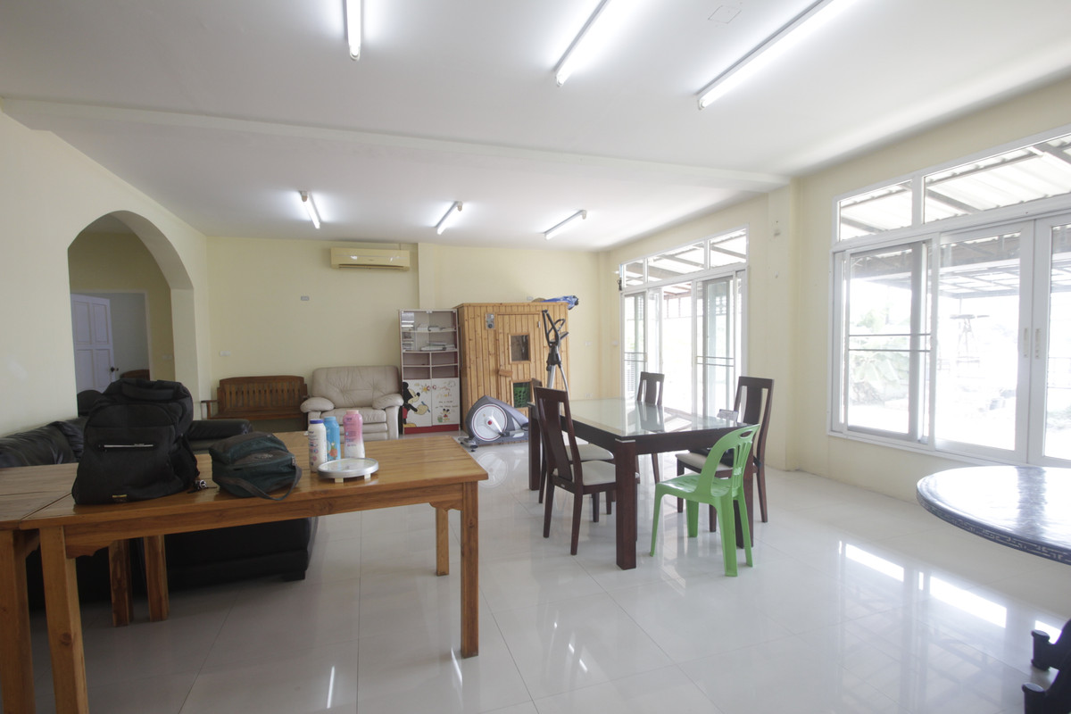 ขายบ้านพระราม 2 บางขุนเทียน : ขายด่วนบ้านเดี่ยวพระราม2 สารินซิตี้ หลังบ้านติดทะเลสาบกว้าง บรรยากาศเป็นส่วนตัวมาก บ้านรุ่นใหญ่ 305.3วา ฮวงจุ้ยบ้านดีรูปที่ดินถุงเงินถุงทอง บ้านกว้างเหมาะครอบครัวใหญ่ พร้อมเรือนรับรอง 2 ชั้นแยกต่างหาก สนามหญ้าหลังบ้านและข้างบ้านเป็นธรรมชาติ