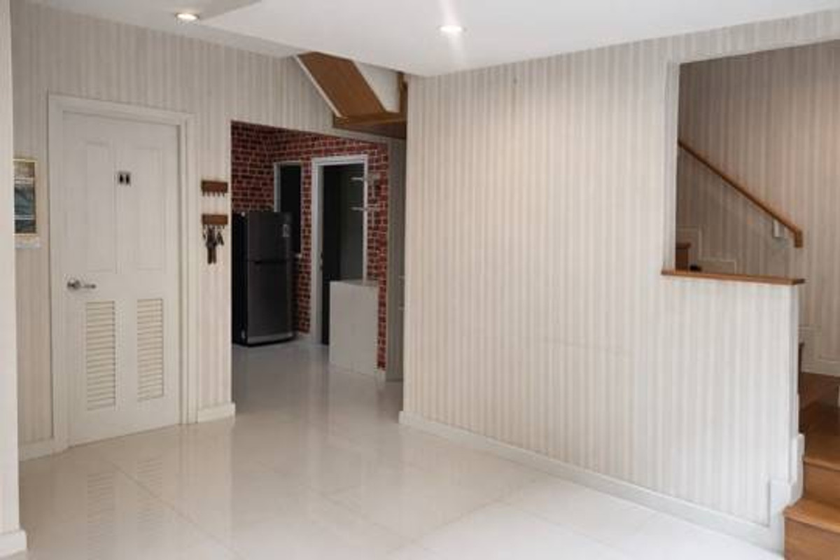 For RentSamut Prakan,Samrong : For rent, 2-story semi-detached house, The Plant Village, Thepharak, good condition, with furniture, price 25,000 baht.