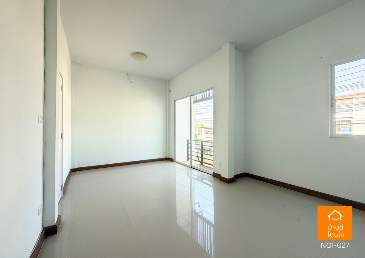 For SaleTownhomeMahachai Samut Sakhon : Selling cheapest! The Money Me Panthawong townhome, 2 floors, 20.3 sq m., 3 bedrooms, 2 bathrooms, next to the main road, beginning of the project, can be traded.
