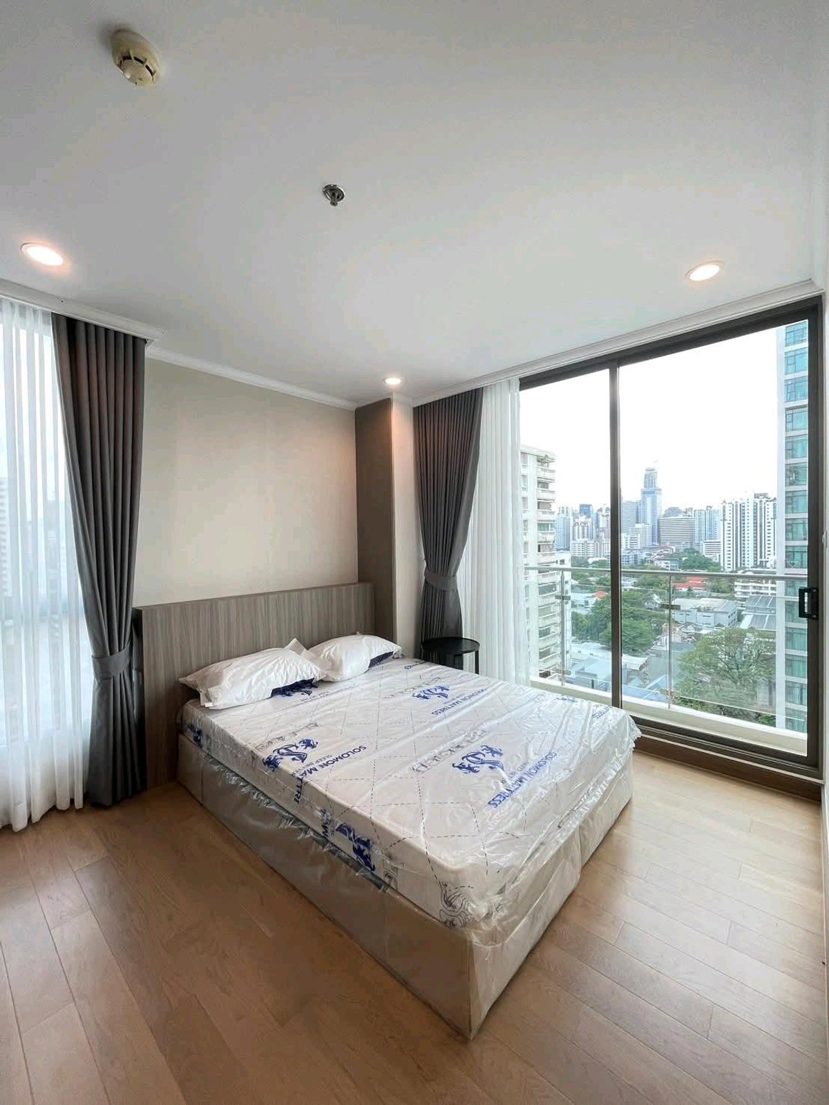 For RentCondoSukhumvit, Asoke, Thonglor : Supalai Oriental Sukhumvit39, new room for rent, nicely decorated and built-in, Soi Sukhumvit 39, near BTS Phrom Phong and MRT Phetchaburi.