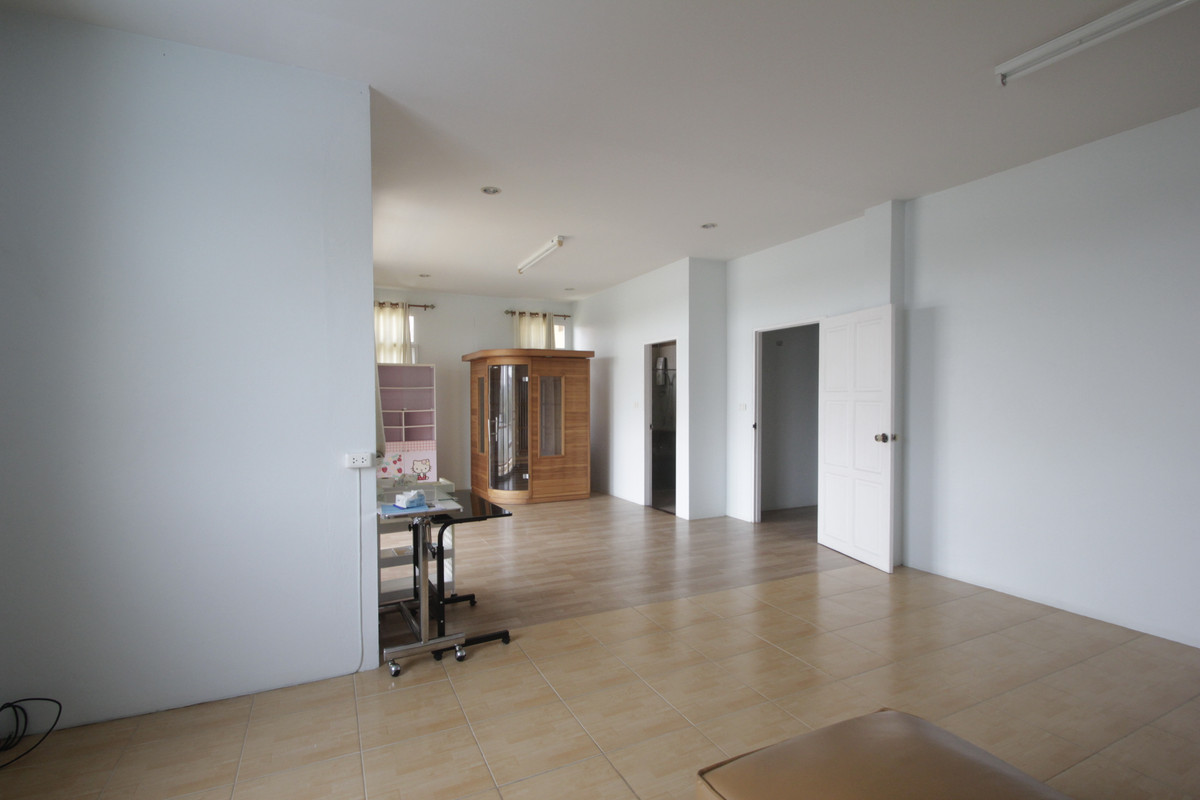 ขายบ้านพระราม 2 บางขุนเทียน : ขายด่วนบ้านเดี่ยวพระราม2 สารินซิตี้ หลังบ้านติดทะเลสาบกว้าง บรรยากาศเป็นส่วนตัวมาก บ้านรุ่นใหญ่ 305.3วา ฮวงจุ้ยบ้านดีรูปที่ดินถุงเงินถุงทอง บ้านกว้างเหมาะครอบครัวใหญ่ พร้อมเรือนรับรอง 2 ชั้นแยกต่างหาก สนามหญ้าหลังบ้านและข้างบ้านเป็นธรรมชาติ