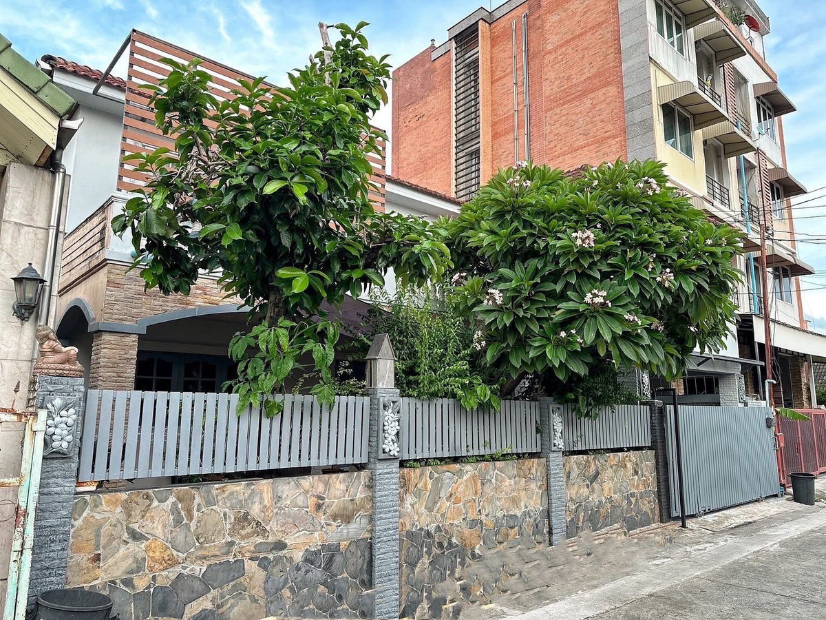 For RentHouseLadprao, Central Ladprao : 🔥🔥31167🔥🔥 For Rent: 2-story detached house, Sutthisan – Ladprao 64 🌐LINE ID : @fastforrentcondo
