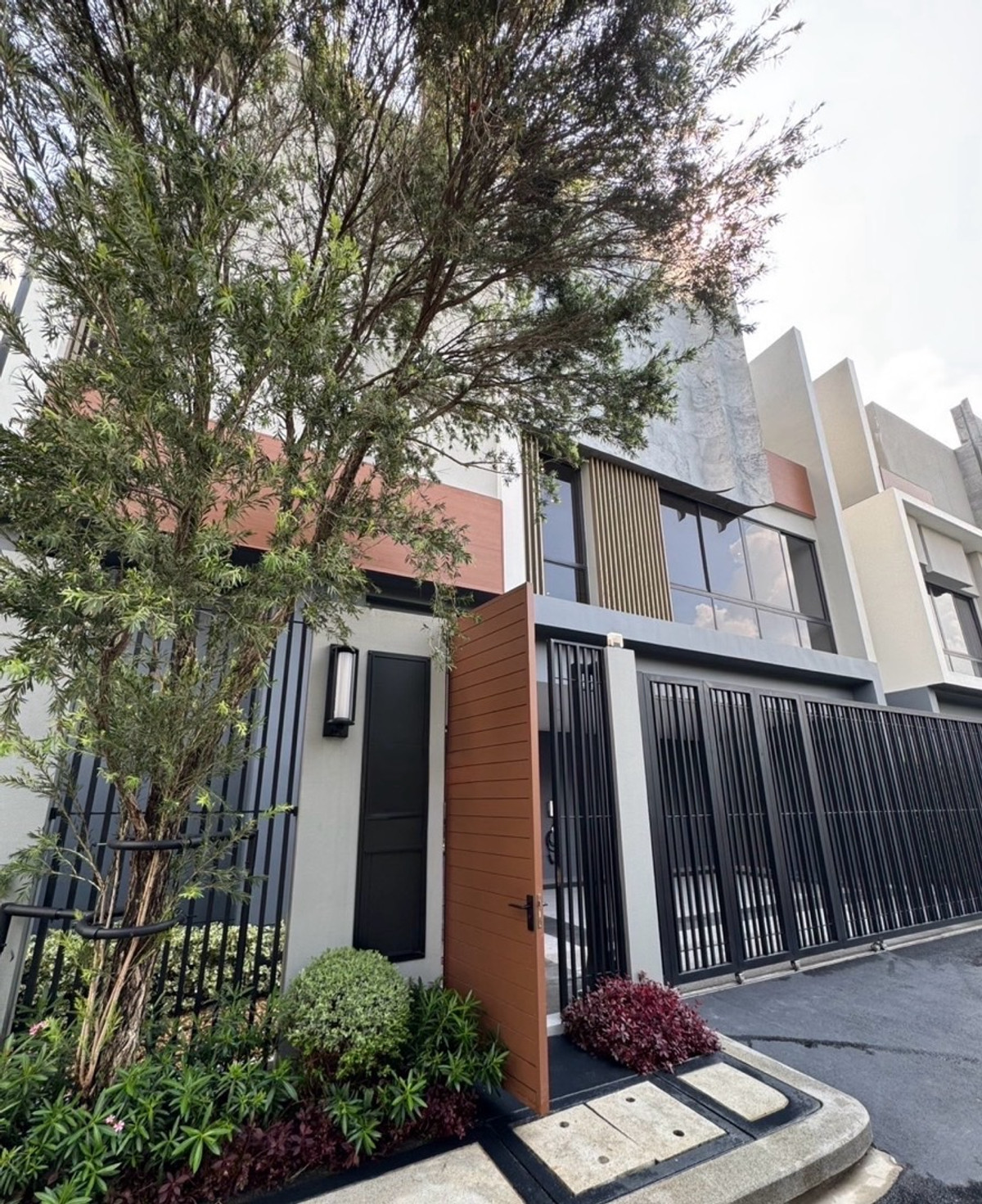 For RentHousePattanakan, Srinakarin : Luxury House for Rent Bugaan Krungthep Kreetha Bangkok Luxury Home Private Lift Near Brighton College Pet Friendly Family Home