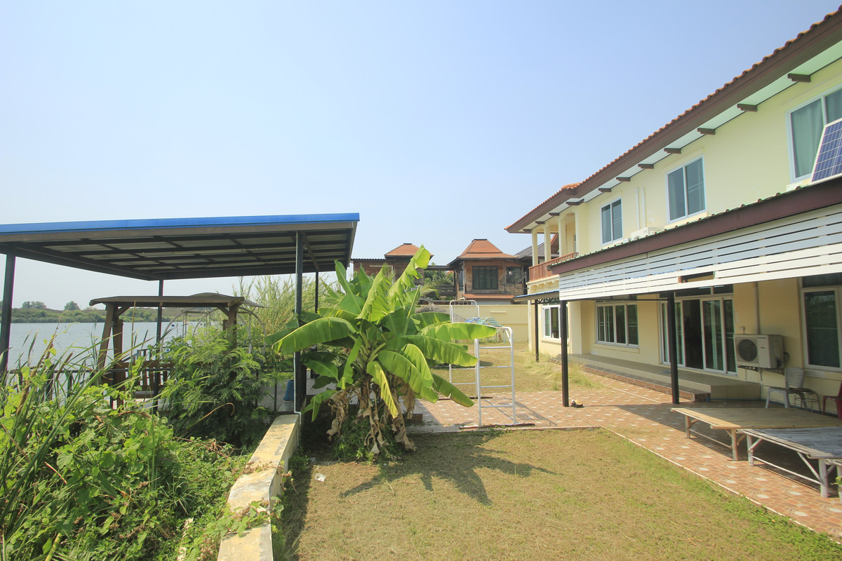 ขายบ้านพระราม 2 บางขุนเทียน : ขายด่วนบ้านเดี่ยวพระราม2 สารินซิตี้ หลังบ้านติดทะเลสาบกว้าง บรรยากาศเป็นส่วนตัวมาก บ้านรุ่นใหญ่ 305.3วา ฮวงจุ้ยบ้านดีรูปที่ดินถุงเงินถุงทอง บ้านกว้างเหมาะครอบครัวใหญ่ พร้อมเรือนรับรอง 2 ชั้นแยกต่างหาก สนามหญ้าหลังบ้านและข้างบ้านเป็นธรรมชาติ