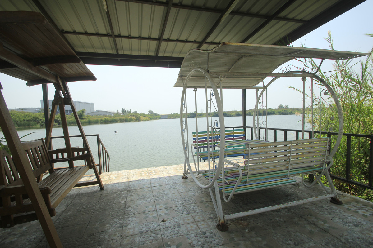 ขายบ้านพระราม 2 บางขุนเทียน : ขายด่วนบ้านเดี่ยวพระราม2 สารินซิตี้ หลังบ้านติดทะเลสาบกว้าง บรรยากาศเป็นส่วนตัวมาก บ้านรุ่นใหญ่ 305.3วา ฮวงจุ้ยบ้านดีรูปที่ดินถุงเงินถุงทอง บ้านกว้างเหมาะครอบครัวใหญ่ พร้อมเรือนรับรอง 2 ชั้นแยกต่างหาก สนามหญ้าหลังบ้านและข้างบ้านเป็นธรรมชาติ