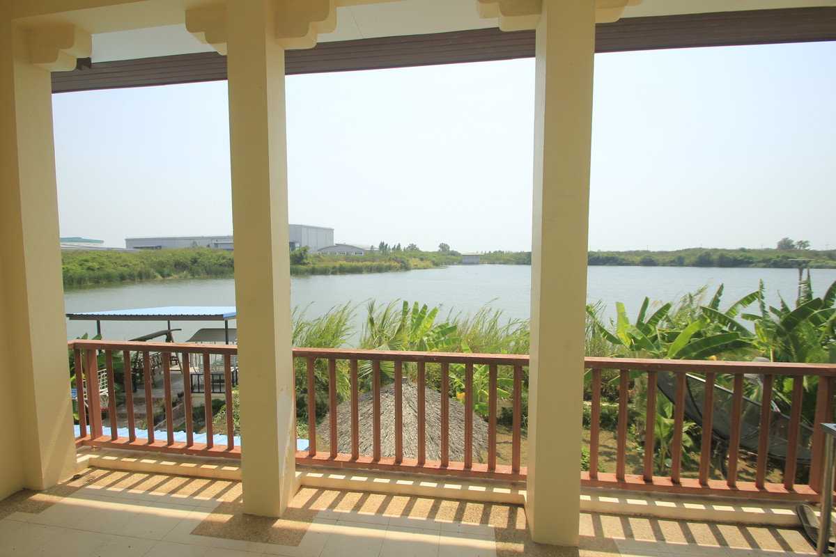 ขายบ้านพระราม 2 บางขุนเทียน : ขายด่วนบ้านเดี่ยวพระราม2 สารินซิตี้ หลังบ้านติดทะเลสาบกว้าง บรรยากาศเป็นส่วนตัวมาก บ้านรุ่นใหญ่ 305.3วา ฮวงจุ้ยบ้านดีรูปที่ดินถุงเงินถุงทอง บ้านกว้างเหมาะครอบครัวใหญ่ พร้อมเรือนรับรอง 2 ชั้นแยกต่างหาก สนามหญ้าหลังบ้านและข้างบ้านเป็นธรรมชาติ