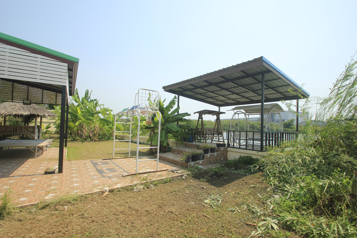 ขายบ้านพระราม 2 บางขุนเทียน : ขายด่วนบ้านเดี่ยวพระราม2 สารินซิตี้ หลังบ้านติดทะเลสาบกว้าง บรรยากาศเป็นส่วนตัวมาก บ้านรุ่นใหญ่ 305.3วา ฮวงจุ้ยบ้านดีรูปที่ดินถุงเงินถุงทอง บ้านกว้างเหมาะครอบครัวใหญ่ พร้อมเรือนรับรอง 2 ชั้นแยกต่างหาก สนามหญ้าหลังบ้านและข้างบ้านเป็นธรรมชาติ