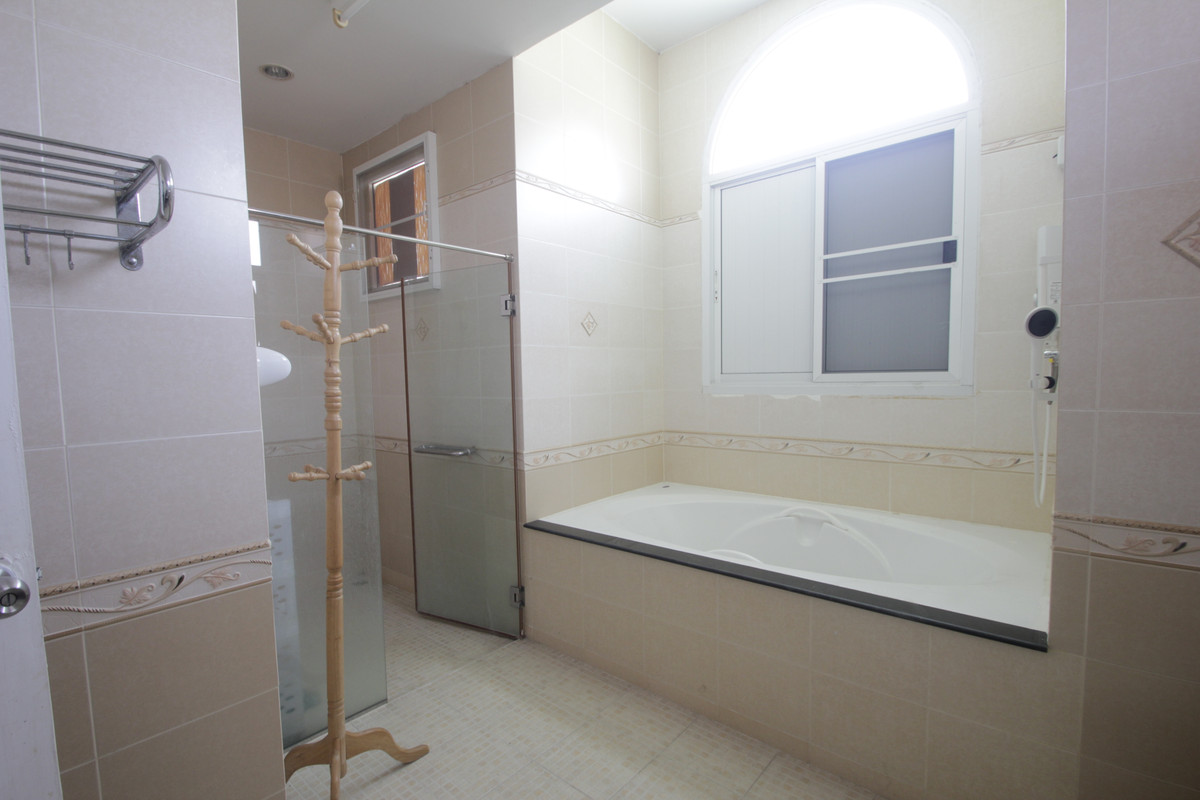 ขายบ้านพระราม 2 บางขุนเทียน : ขายด่วนบ้านเดี่ยวพระราม2 สารินซิตี้ หลังบ้านติดทะเลสาบกว้าง บรรยากาศเป็นส่วนตัวมาก บ้านรุ่นใหญ่ 305.3วา ฮวงจุ้ยบ้านดีรูปที่ดินถุงเงินถุงทอง บ้านกว้างเหมาะครอบครัวใหญ่ พร้อมเรือนรับรอง 2 ชั้นแยกต่างหาก สนามหญ้าหลังบ้านและข้างบ้านเป็นธรรมชาติ