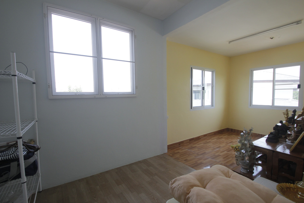 ขายบ้านพระราม 2 บางขุนเทียน : ขายด่วนบ้านเดี่ยวพระราม2 สารินซิตี้ หลังบ้านติดทะเลสาบกว้าง บรรยากาศเป็นส่วนตัวมาก บ้านรุ่นใหญ่ 305.3วา ฮวงจุ้ยบ้านดีรูปที่ดินถุงเงินถุงทอง บ้านกว้างเหมาะครอบครัวใหญ่ พร้อมเรือนรับรอง 2 ชั้นแยกต่างหาก สนามหญ้าหลังบ้านและข้างบ้านเป็นธรรมชาติ