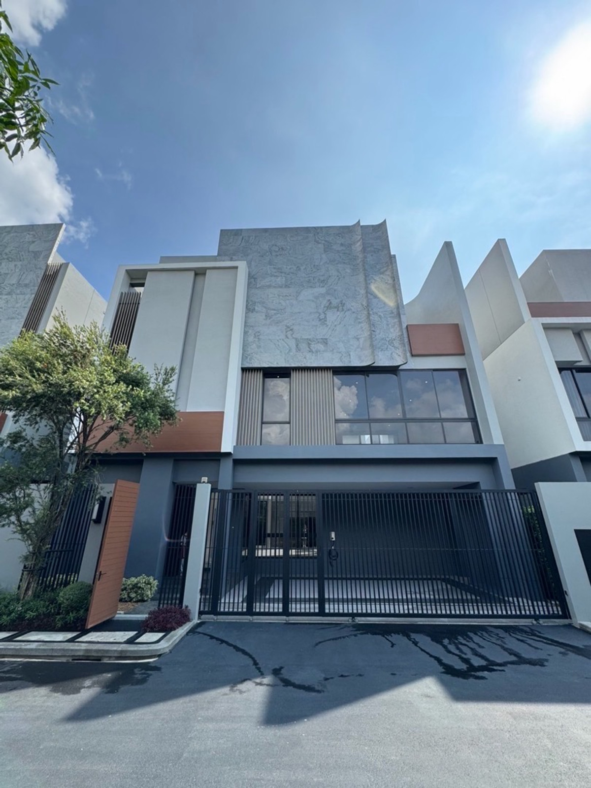 ให้เช่าบ้านพัฒนาการ ศรีนครินทร์ : ให้เช่าบ้าน Bugaan กรุงเทพกรีฑา บ้านหรูมีลิฟต์ส่วนตัว ใกล้ Brighton College และ Wellington College
รองรับสัตว์เลี้ยง
