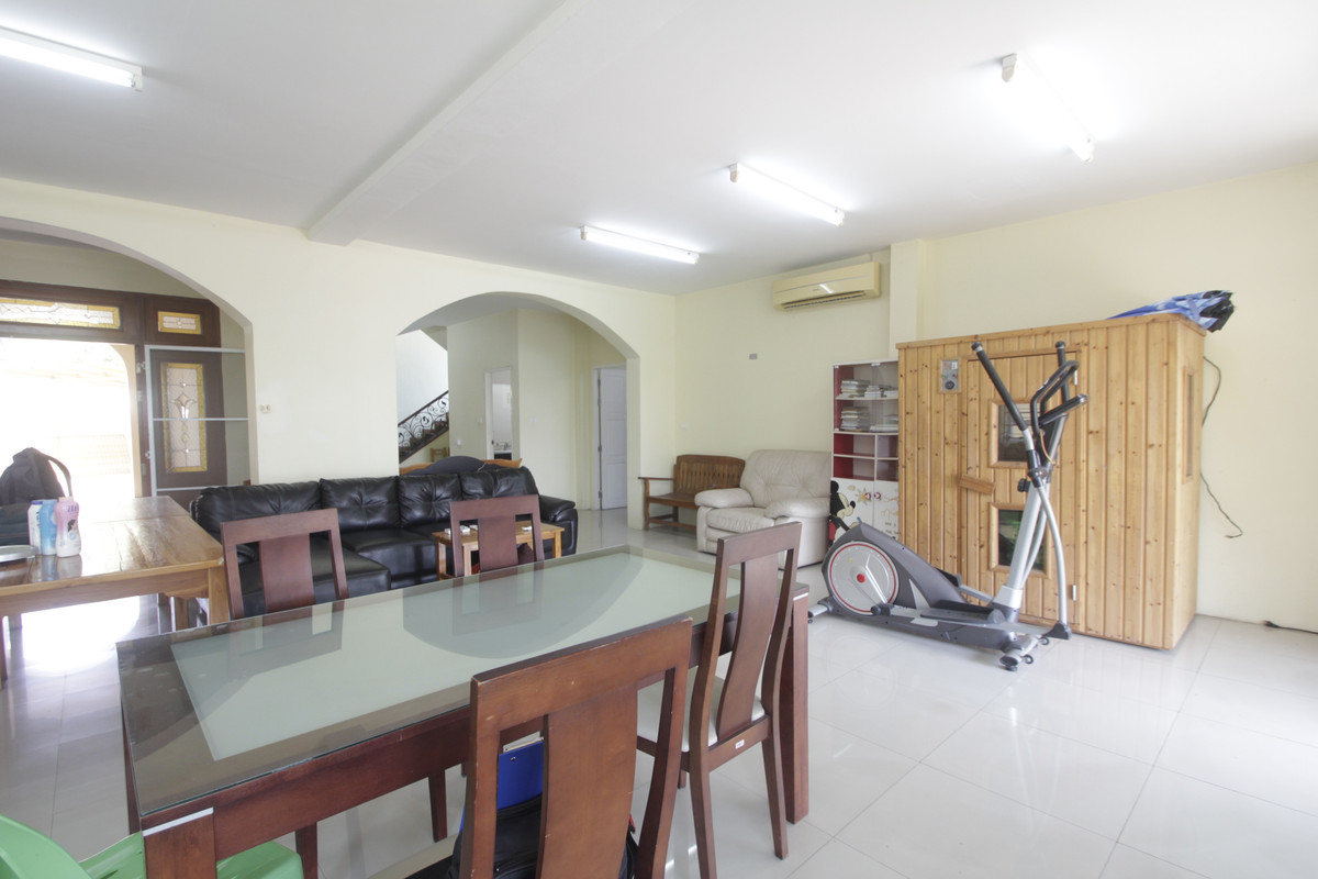 ขายบ้านพระราม 2 บางขุนเทียน : ขายด่วนบ้านเดี่ยวพระราม2 สารินซิตี้ หลังบ้านติดทะเลสาบกว้าง บรรยากาศเป็นส่วนตัวมาก บ้านรุ่นใหญ่ 305.3วา ฮวงจุ้ยบ้านดีรูปที่ดินถุงเงินถุงทอง บ้านกว้างเหมาะครอบครัวใหญ่ พร้อมเรือนรับรอง 2 ชั้นแยกต่างหาก สนามหญ้าหลังบ้านและข้างบ้านเป็นธรรมชาติ