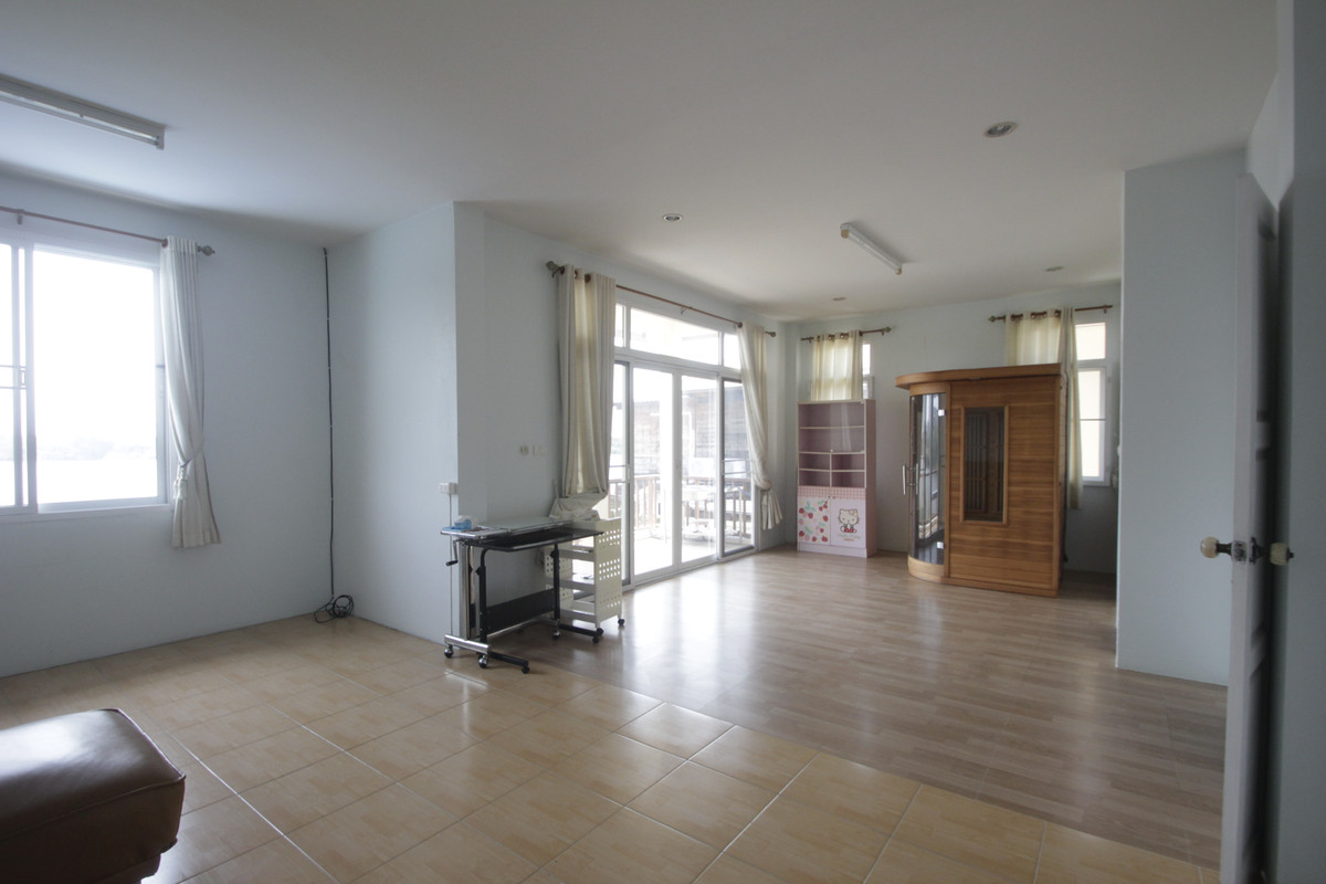 ขายบ้านพระราม 2 บางขุนเทียน : ขายด่วนบ้านเดี่ยวพระราม2 สารินซิตี้ หลังบ้านติดทะเลสาบกว้าง บรรยากาศเป็นส่วนตัวมาก บ้านรุ่นใหญ่ 305.3วา ฮวงจุ้ยบ้านดีรูปที่ดินถุงเงินถุงทอง บ้านกว้างเหมาะครอบครัวใหญ่ พร้อมเรือนรับรอง 2 ชั้นแยกต่างหาก สนามหญ้าหลังบ้านและข้างบ้านเป็นธรรมชาติ