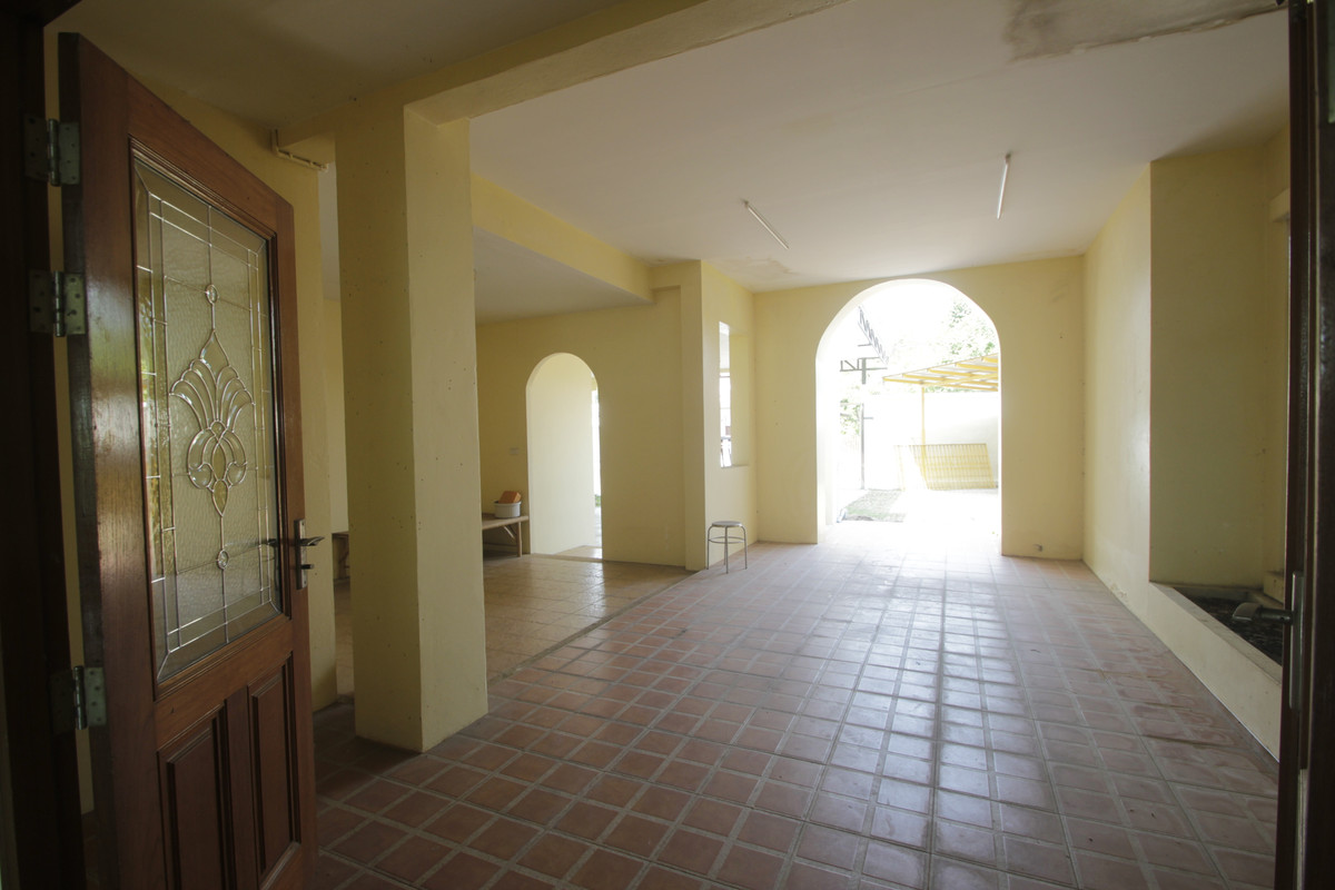 ขายบ้านพระราม 2 บางขุนเทียน : ขายด่วนบ้านเดี่ยวพระราม2 สารินซิตี้ หลังบ้านติดทะเลสาบกว้าง บรรยากาศเป็นส่วนตัวมาก บ้านรุ่นใหญ่ 305.3วา ฮวงจุ้ยบ้านดีรูปที่ดินถุงเงินถุงทอง บ้านกว้างเหมาะครอบครัวใหญ่ พร้อมเรือนรับรอง 2 ชั้นแยกต่างหาก สนามหญ้าหลังบ้านและข้างบ้านเป็นธรรมชาติ