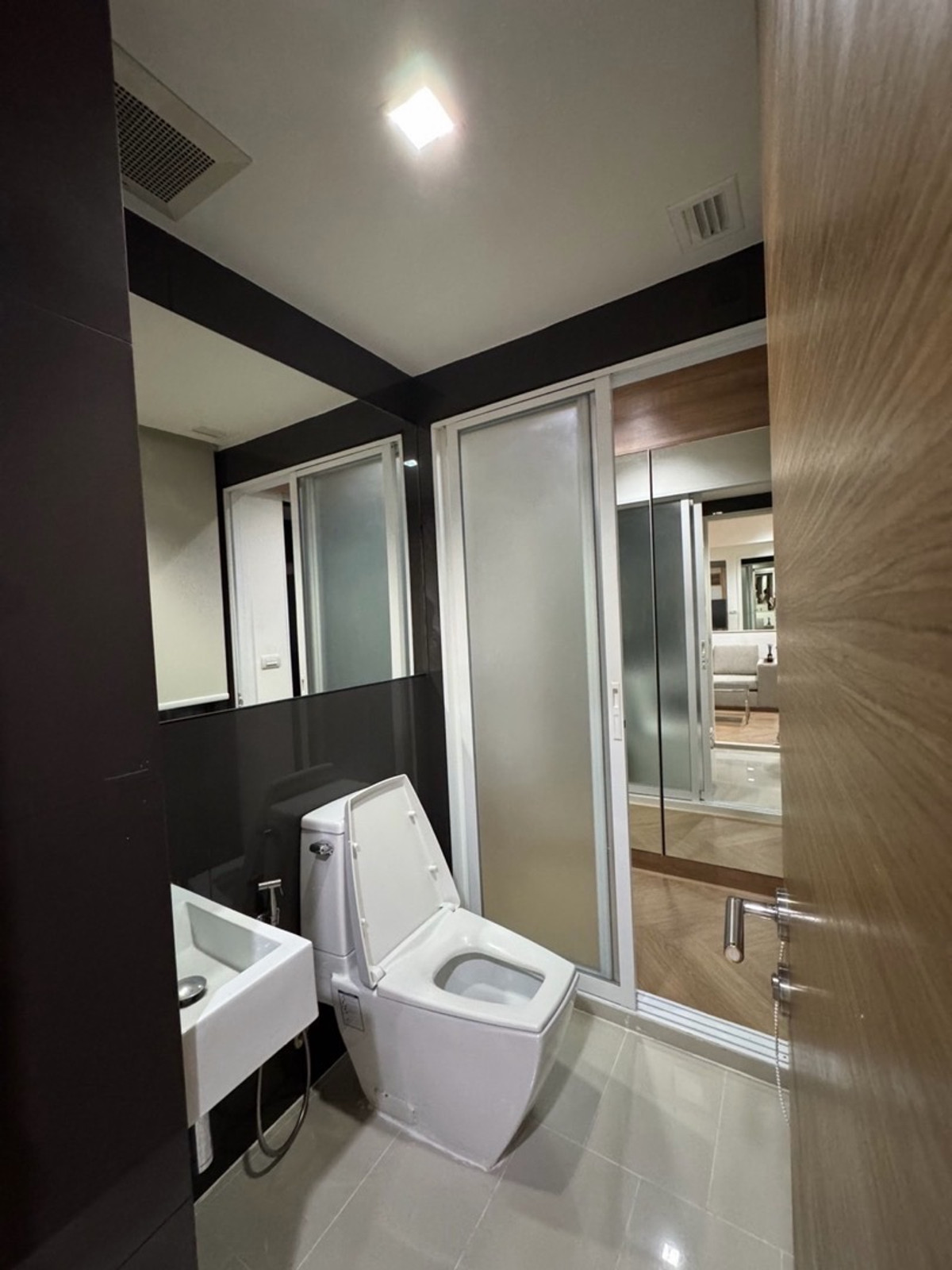 For SaleCondoSapankwai,Jatujak : Renovated Condo for Sale with Tenant | 5% Yield (Rhythm Phahol Ari)