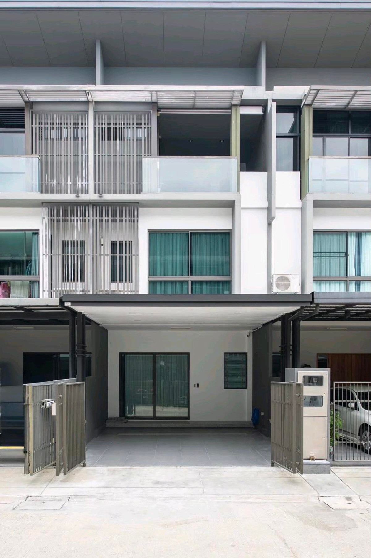 For SaleHouseChokchai 4, Ladprao 71, Ladprao 48, : 🏡 The Landmark Ekkamai-Ramintra townhome, 3 floors, 3 bedrooms, 4 bathrooms, 168 sq m., fully built-in, supports EV Charger, luxurious central area, selling for 9.5 million baht | Rent 65,000 baht/mo. 📞 Luk Jeab 065-536-5165 #TheLandmark Ekkamai Ramintra 