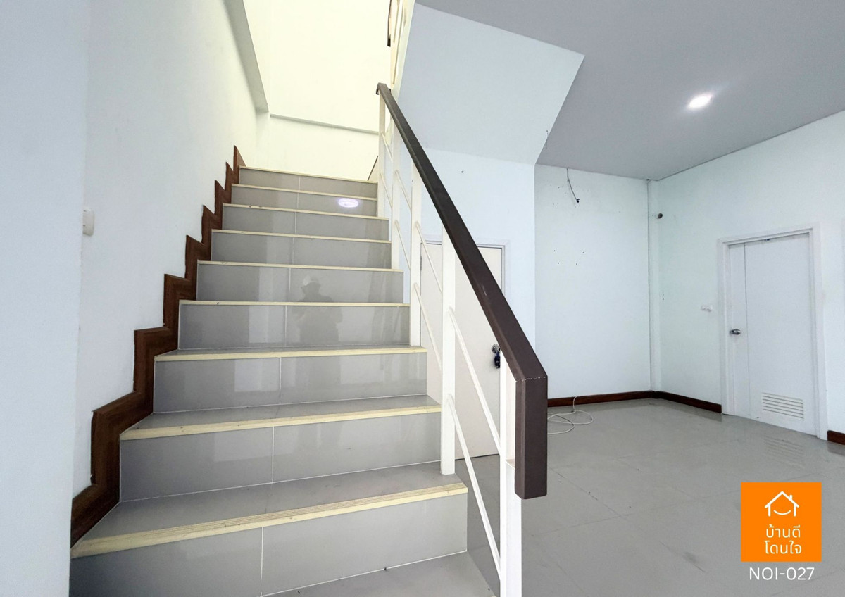 For SaleTownhomeMahachai Samut Sakhon : Selling cheapest! The Money Me Panthawong townhome, 2 floors, 20.3 sq m., 3 bedrooms, 2 bathrooms, next to the main road, beginning of the project, can be traded.