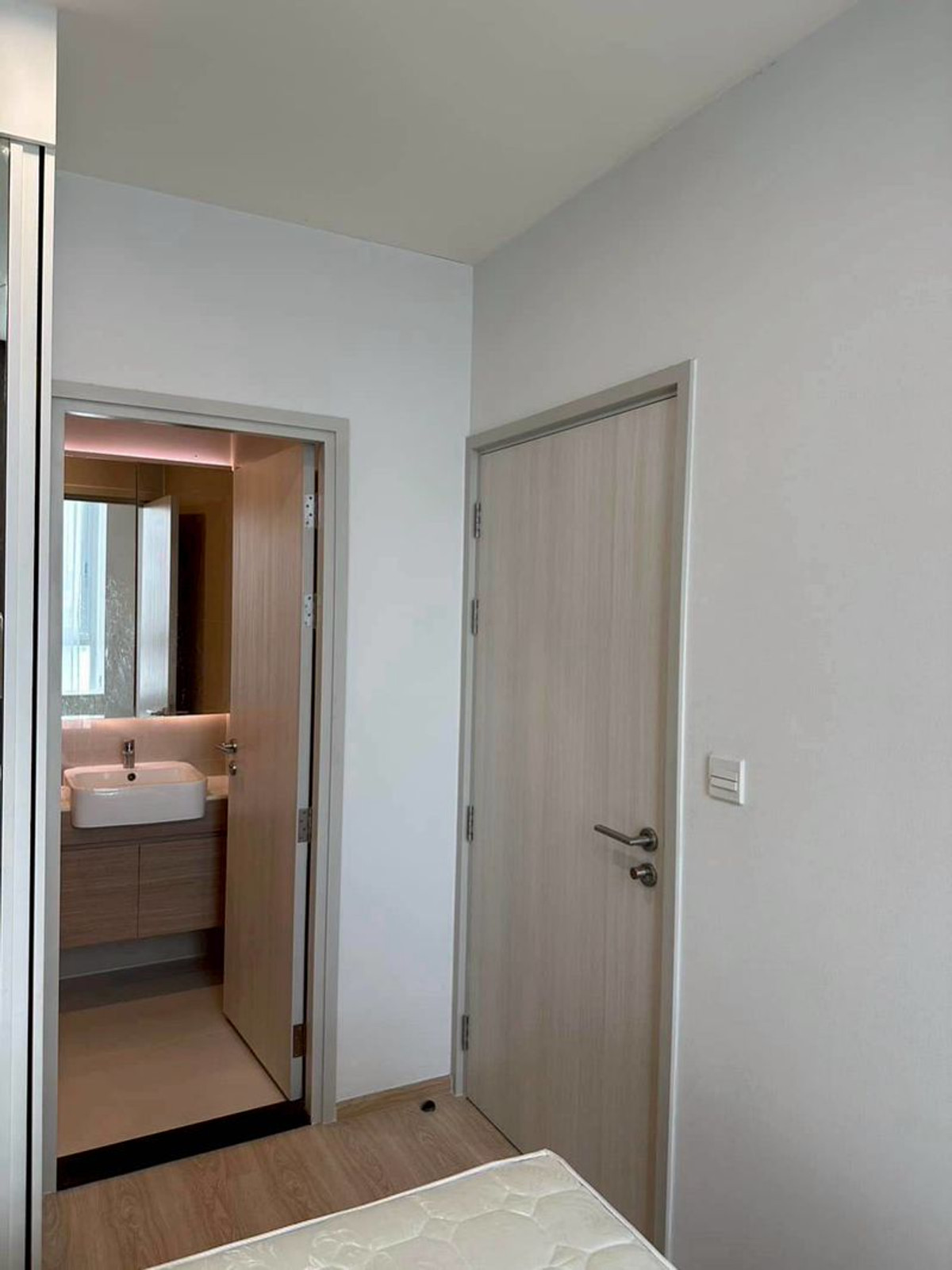 For RentCondoRatchadapisek, Huaikwang, Suttisan : Only 17k🔥!! Condo for rent near MRT Cultural Center, 50 meters | Noble Revolve Ratchada 2 | Fully furnished, electrical appliances, ready to move in.