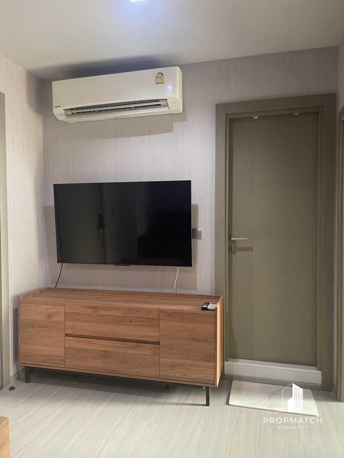 For SaleCondoRama9, Petchburi, RCA : HOT building in the heart of Rama 9, Life Asoke-Rama 9, good price, selling for only 4.12 m 33sqm, high floor, Building A, never rented out.  If interested, you can make an appointment to view at 064-6696546 Minnie. You can contact Line at this number.