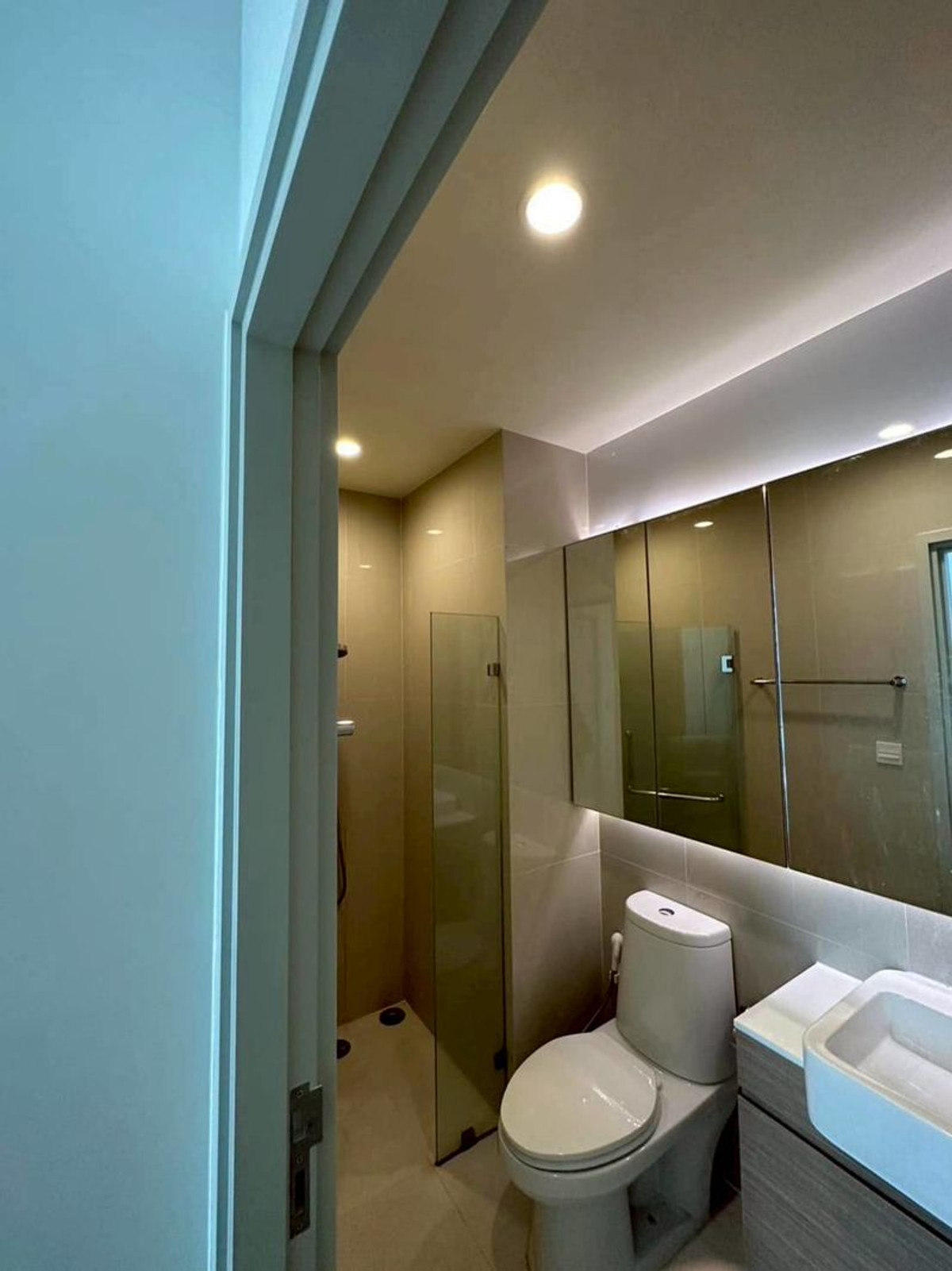For RentCondoRatchadapisek, Huaikwang, Suttisan : Only 17k🔥!! Condo for rent near MRT Cultural Center, 50 meters | Noble Revolve Ratchada 2 | Fully furnished, electrical appliances, ready to move in.