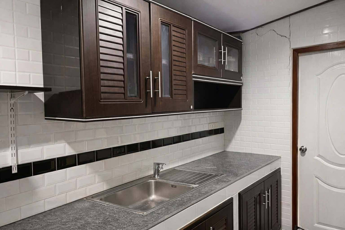 For RentSamut Prakan,Samrong : For rent, 2-story semi-detached house, The Plant Village, Thepharak, good condition, with furniture, price 25,000 baht.