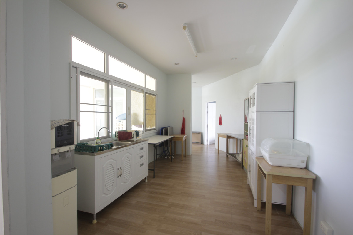 ขายบ้านพระราม 2 บางขุนเทียน : ขายด่วนบ้านเดี่ยวพระราม2 สารินซิตี้ หลังบ้านติดทะเลสาบกว้าง บรรยากาศเป็นส่วนตัวมาก บ้านรุ่นใหญ่ 305.3วา ฮวงจุ้ยบ้านดีรูปที่ดินถุงเงินถุงทอง บ้านกว้างเหมาะครอบครัวใหญ่ พร้อมเรือนรับรอง 2 ชั้นแยกต่างหาก สนามหญ้าหลังบ้านและข้างบ้านเป็นธรรมชาติ