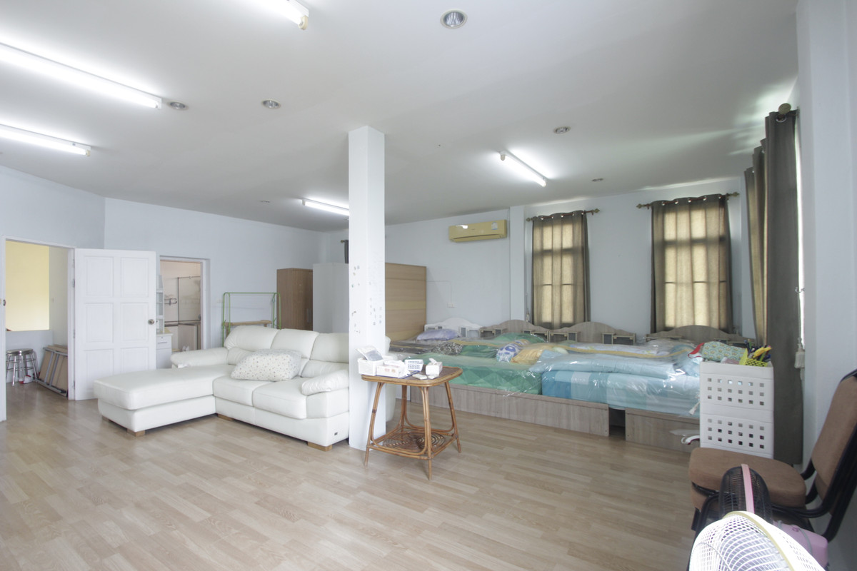 ขายบ้านพระราม 2 บางขุนเทียน : ขายด่วนบ้านเดี่ยวพระราม2 สารินซิตี้ หลังบ้านติดทะเลสาบกว้าง บรรยากาศเป็นส่วนตัวมาก บ้านรุ่นใหญ่ 305.3วา ฮวงจุ้ยบ้านดีรูปที่ดินถุงเงินถุงทอง บ้านกว้างเหมาะครอบครัวใหญ่ พร้อมเรือนรับรอง 2 ชั้นแยกต่างหาก สนามหญ้าหลังบ้านและข้างบ้านเป็นธรรมชาติ