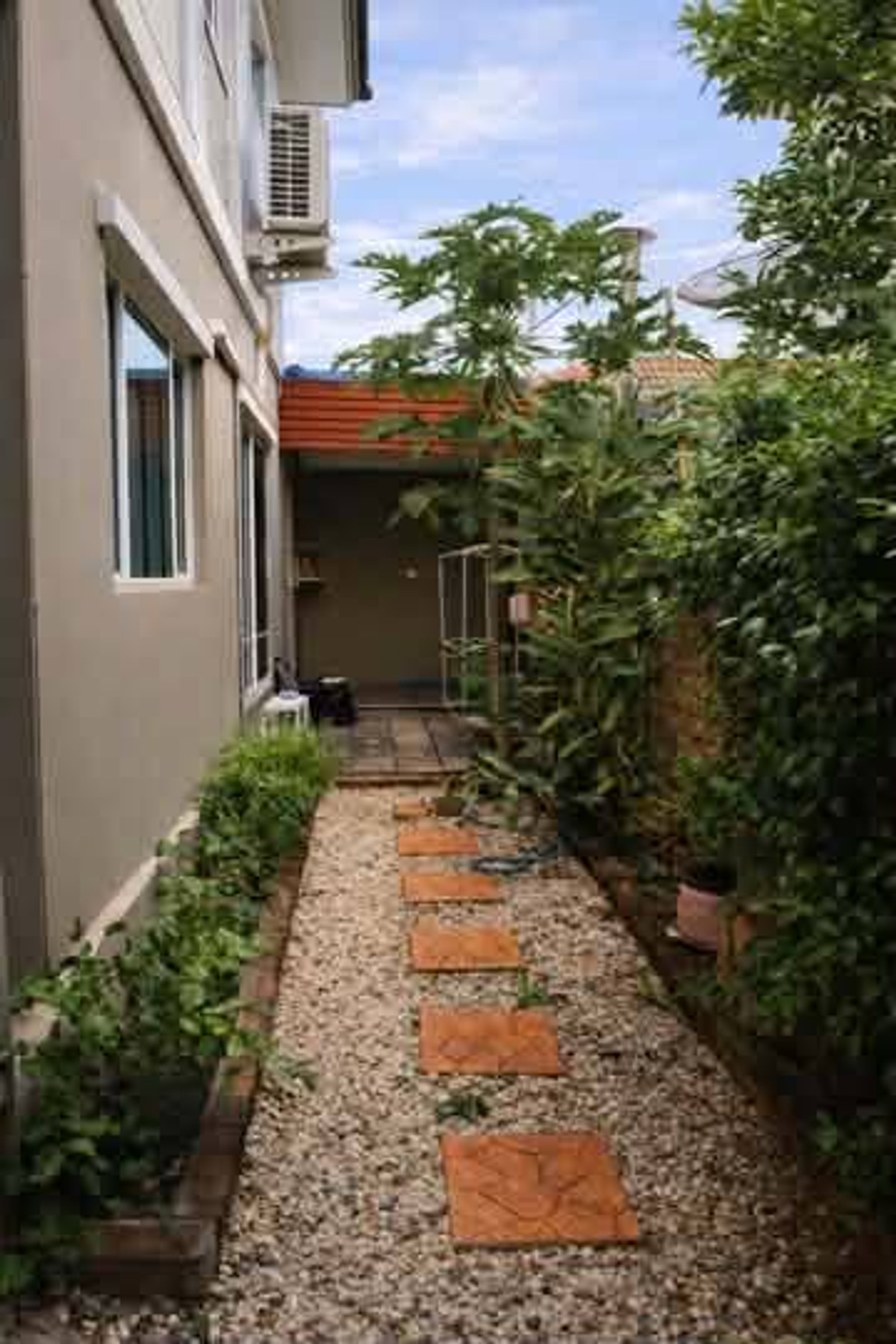 For RentSamut Prakan,Samrong : For rent, 2-story semi-detached house, The Plant Village, Thepharak, good condition, with furniture, price 25,000 baht.