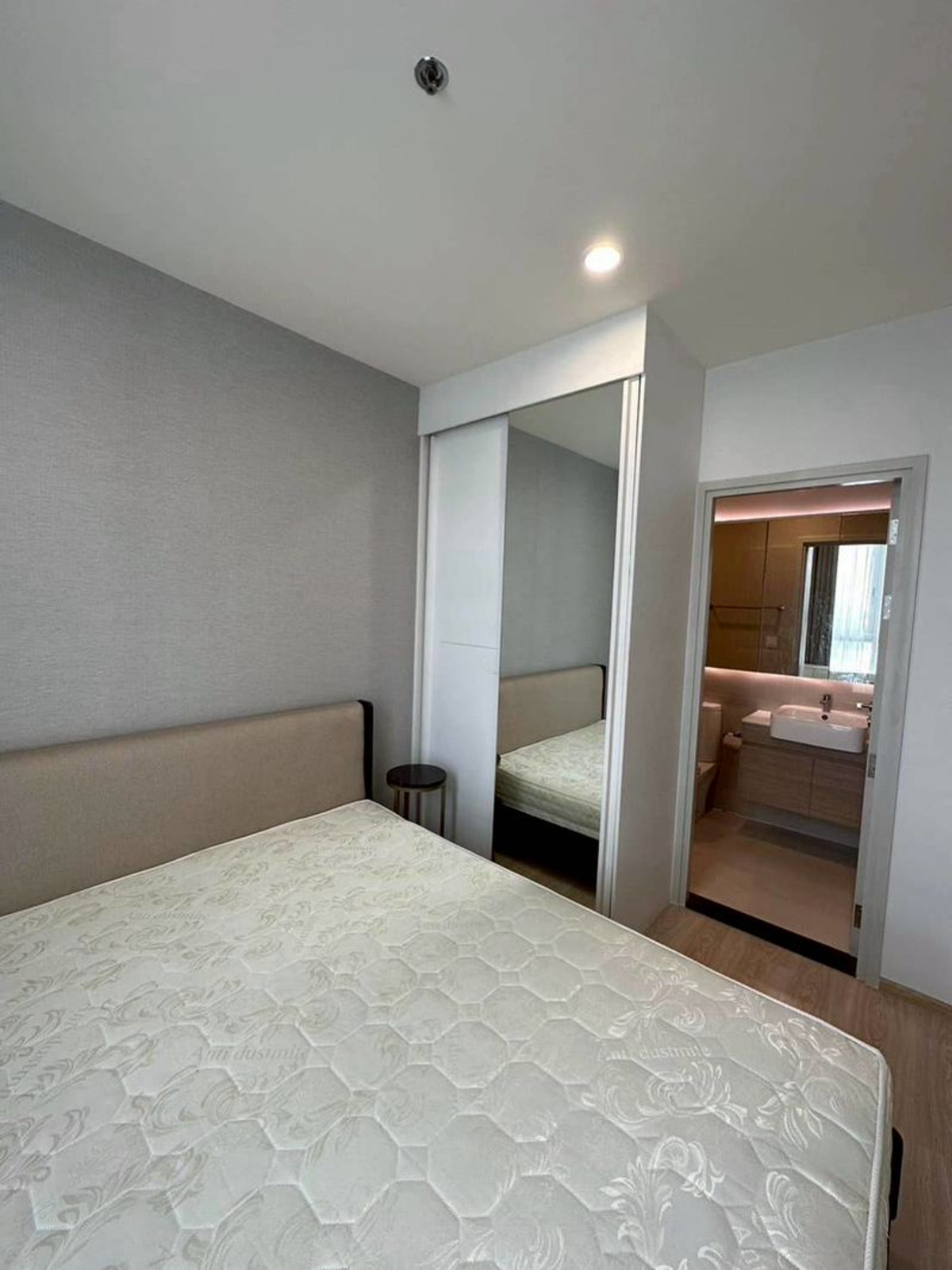 For RentCondoRatchadapisek, Huaikwang, Suttisan : Only 17k🔥!! Condo for rent near MRT Cultural Center, 50 meters | Noble Revolve Ratchada 2 | Fully furnished, electrical appliances, ready to move in.