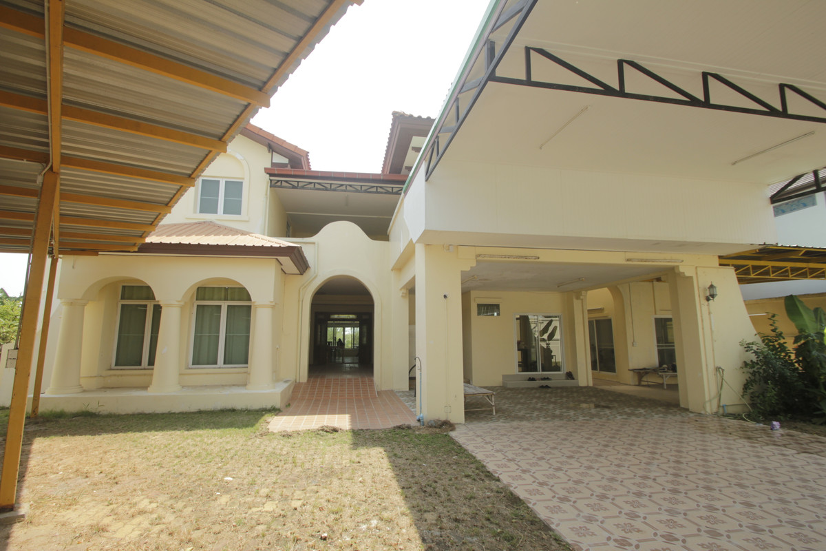 ขายบ้านพระราม 2 บางขุนเทียน : ขายด่วนบ้านเดี่ยวพระราม2 สารินซิตี้ หลังบ้านติดทะเลสาบกว้าง บรรยากาศเป็นส่วนตัวมาก บ้านรุ่นใหญ่ 305.3วา ฮวงจุ้ยบ้านดีรูปที่ดินถุงเงินถุงทอง บ้านกว้างเหมาะครอบครัวใหญ่ พร้อมเรือนรับรอง 2 ชั้นแยกต่างหาก สนามหญ้าหลังบ้านและข้างบ้านเป็นธรรมชาติ