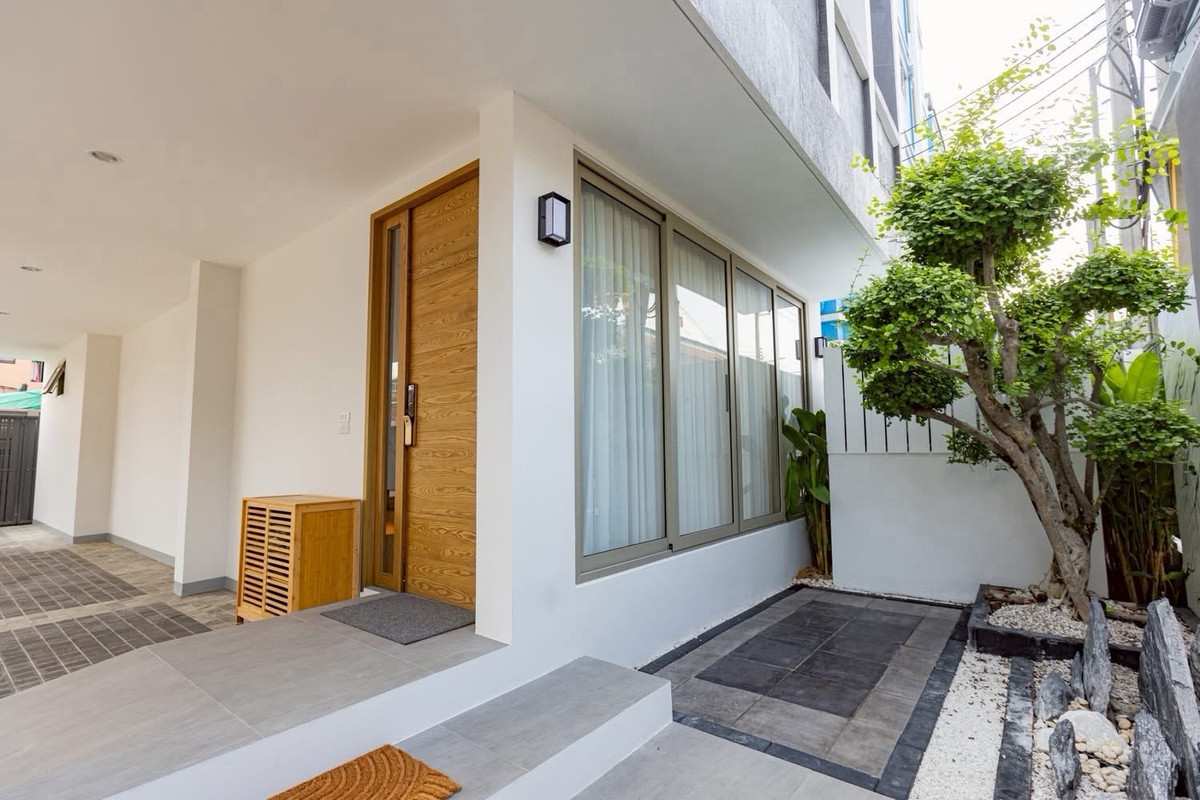 บ้านเกษตร นวมินทร์ ลาดปลาเค้า : พูลวิลล่า 4 ชั้น โครงการ SYMMETRY เกษตร–นวมินทร์  ที่ดิน 45 ตร.ว พื้นที่ใช้สอย 410 ตร.ม พร้อมลิฟต์ส่วนตัว ราคา 29,900,000 บาท หรือเช่า 270,000 บาทต่อเดือน