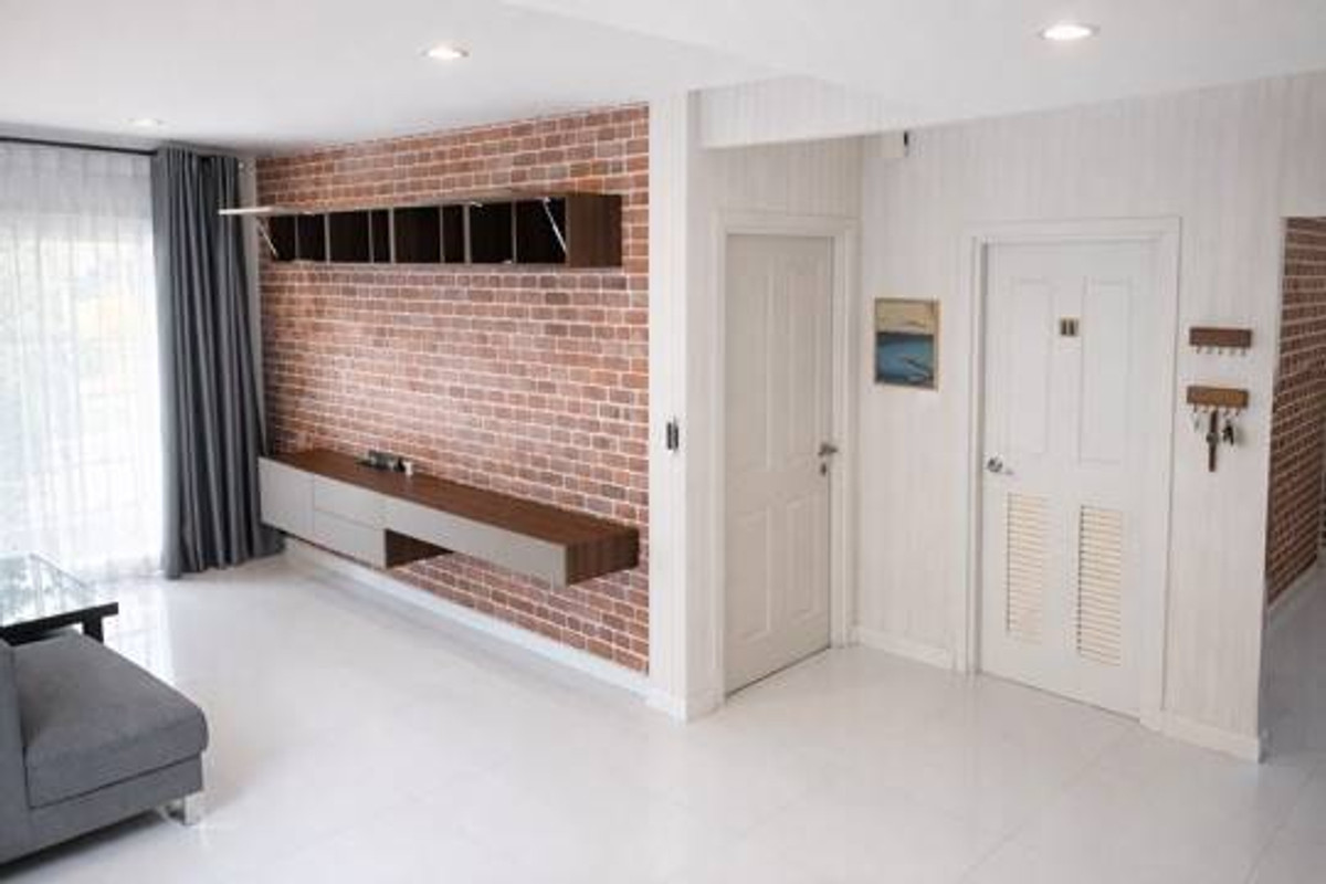 For RentSamut Prakan,Samrong : For rent, 2-story semi-detached house, The Plant Village, Thepharak, good condition, with furniture, price 25,000 baht.