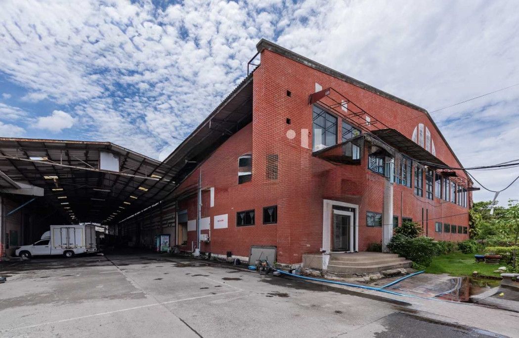 For SaleFactorySamut Prakan,Samrong : Factory for sale, zoned purple with factory license, 11,731 sq m, 6 rai (approximately 2.4 acres), near Sukhumvit Road.