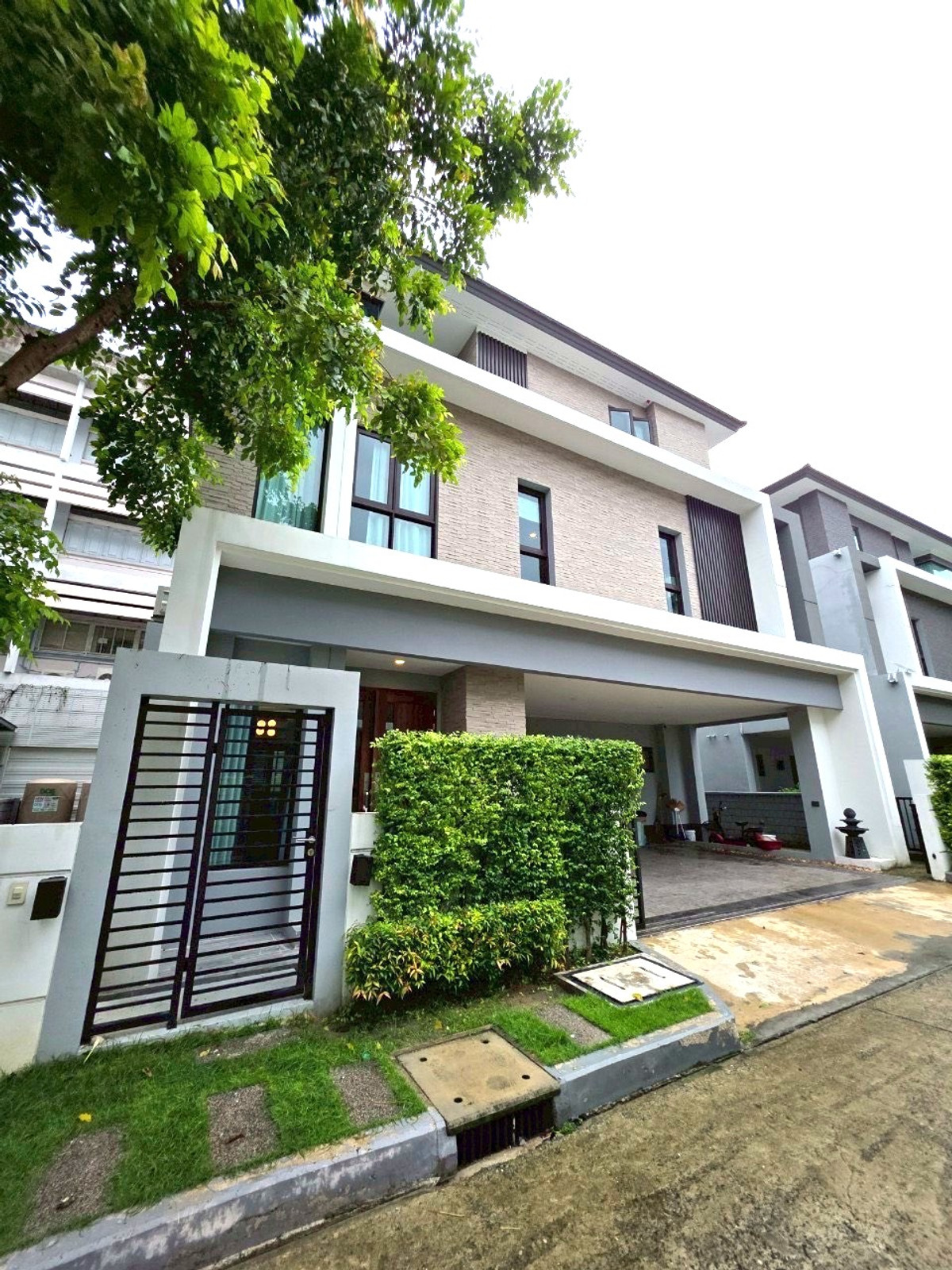 For RentHouseLadprao101, Happy Land, The Mall Bang Kapi : ✨ Luxury House for Rent – The City Ekkamai–Ladprao ✨ Ready to Move In