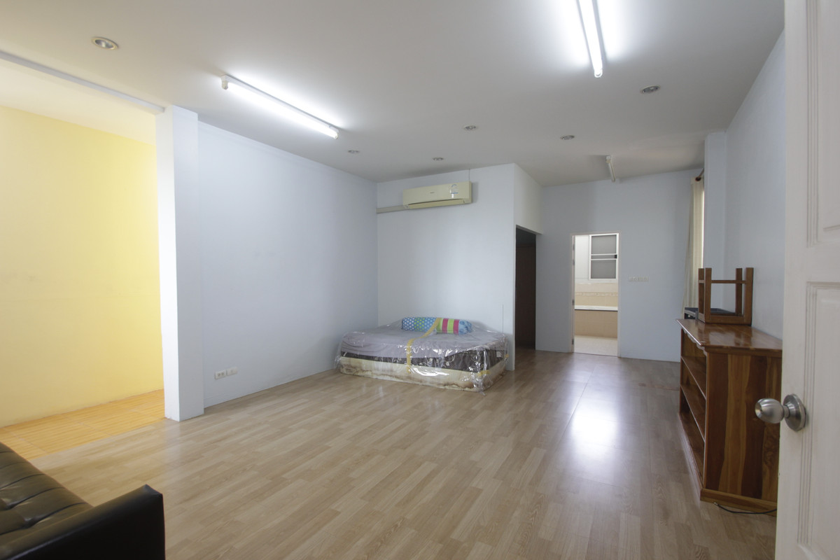 ขายบ้านพระราม 2 บางขุนเทียน : ขายด่วนบ้านเดี่ยวพระราม2 สารินซิตี้ หลังบ้านติดทะเลสาบกว้าง บรรยากาศเป็นส่วนตัวมาก บ้านรุ่นใหญ่ 305.3วา ฮวงจุ้ยบ้านดีรูปที่ดินถุงเงินถุงทอง บ้านกว้างเหมาะครอบครัวใหญ่ พร้อมเรือนรับรอง 2 ชั้นแยกต่างหาก สนามหญ้าหลังบ้านและข้างบ้านเป็นธรรมชาติ