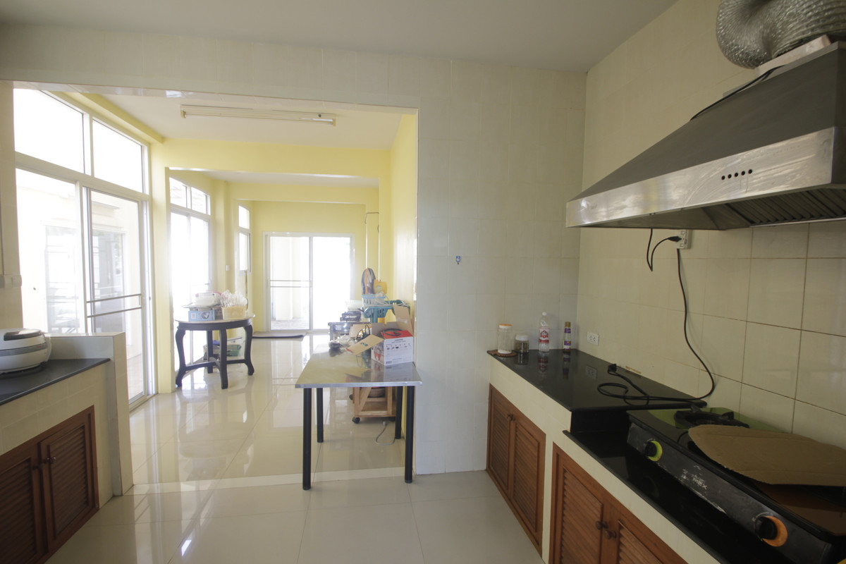 ขายบ้านพระราม 2 บางขุนเทียน : ขายด่วนบ้านเดี่ยวพระราม2 สารินซิตี้ หลังบ้านติดทะเลสาบกว้าง บรรยากาศเป็นส่วนตัวมาก บ้านรุ่นใหญ่ 305.3วา ฮวงจุ้ยบ้านดีรูปที่ดินถุงเงินถุงทอง บ้านกว้างเหมาะครอบครัวใหญ่ พร้อมเรือนรับรอง 2 ชั้นแยกต่างหาก สนามหญ้าหลังบ้านและข้างบ้านเป็นธรรมชาติ