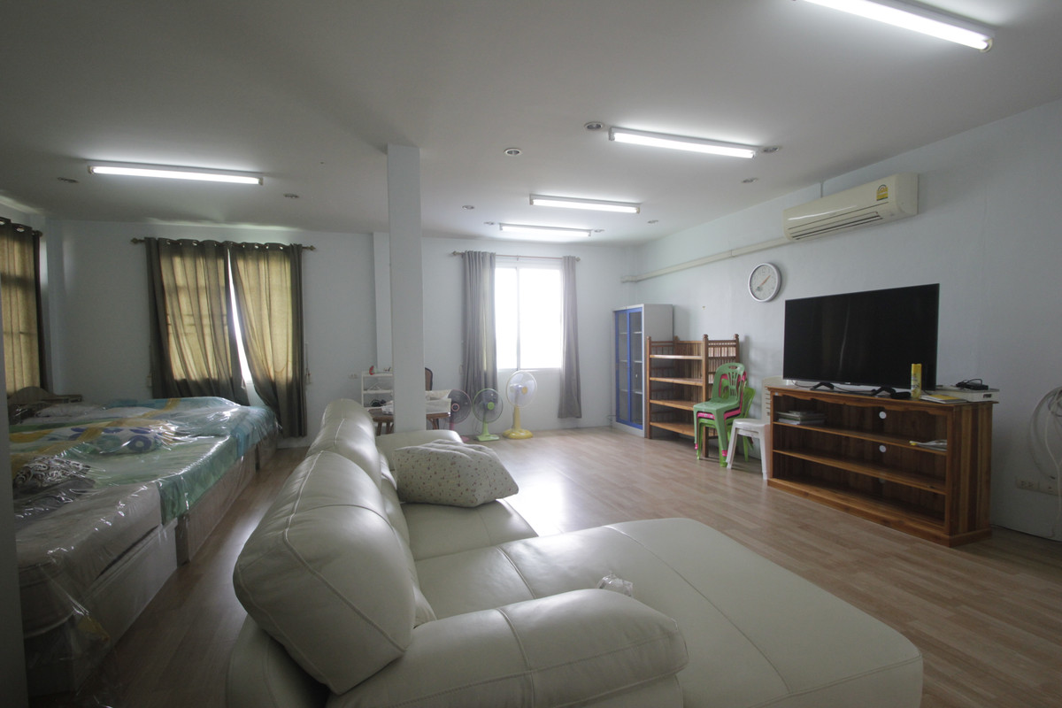 ขายบ้านพระราม 2 บางขุนเทียน : ขายด่วนบ้านเดี่ยวพระราม2 สารินซิตี้ หลังบ้านติดทะเลสาบกว้าง บรรยากาศเป็นส่วนตัวมาก บ้านรุ่นใหญ่ 305.3วา ฮวงจุ้ยบ้านดีรูปที่ดินถุงเงินถุงทอง บ้านกว้างเหมาะครอบครัวใหญ่ พร้อมเรือนรับรอง 2 ชั้นแยกต่างหาก สนามหญ้าหลังบ้านและข้างบ้านเป็นธรรมชาติ